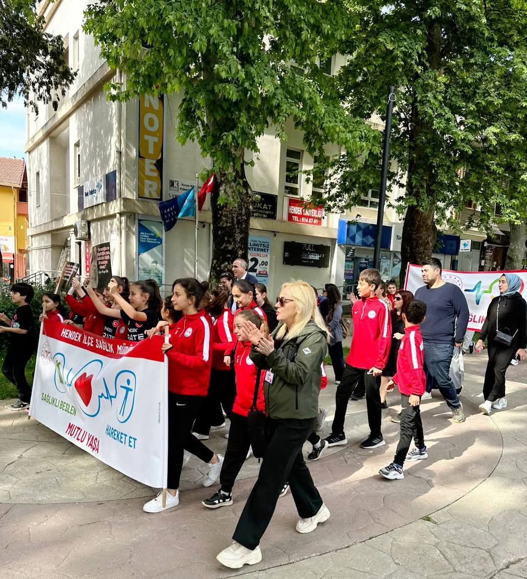 KARATE SPOR KLÜBÜ, SAĞLIK ÇALIŞANLARI İLE  SAĞLIK İÇİN YÜRÜDÜ