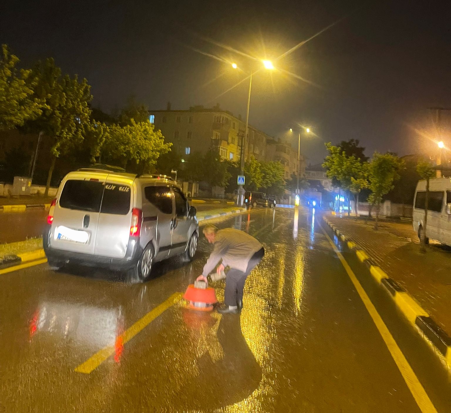 Çukuru Taşlarla kapatan vatandaş kazaya davetiye çıkardı