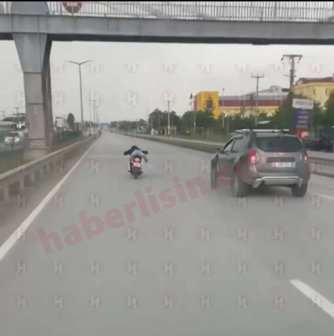 Motosiklet sürücüsünün akrobatik gösterisi cezasız kalmadı