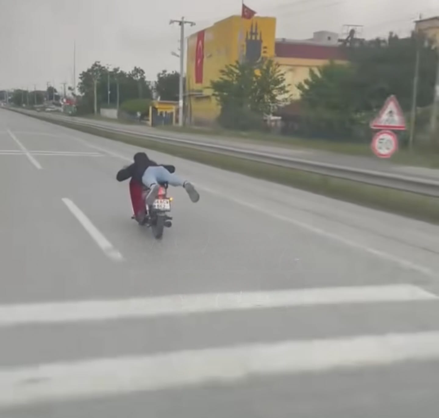 Motosiklet sürücüsünün akrobatik gösterisi cezasız kalmadı