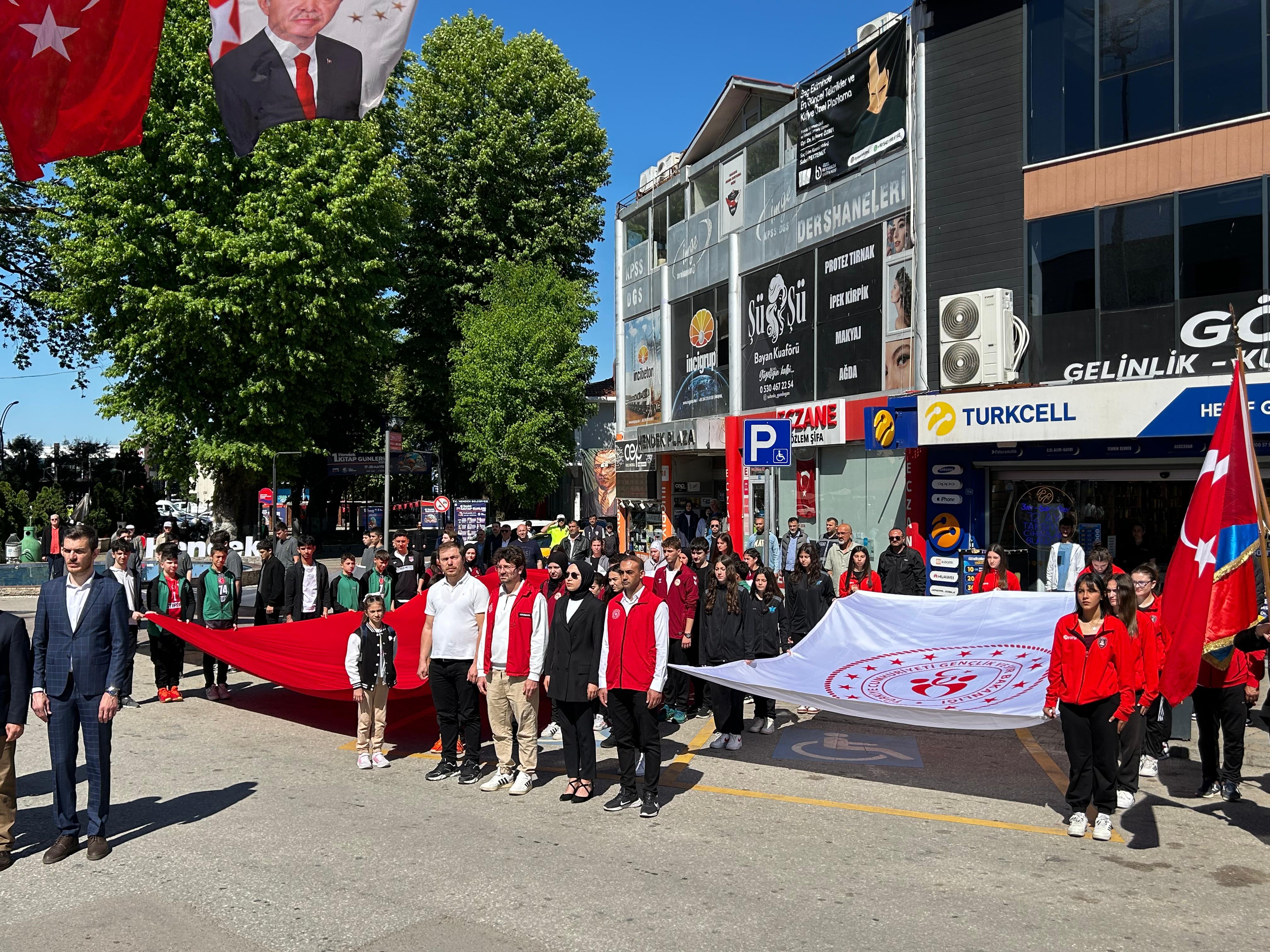 19 MAYIS HENDEK’TE COŞKUYLA KUTLANDI