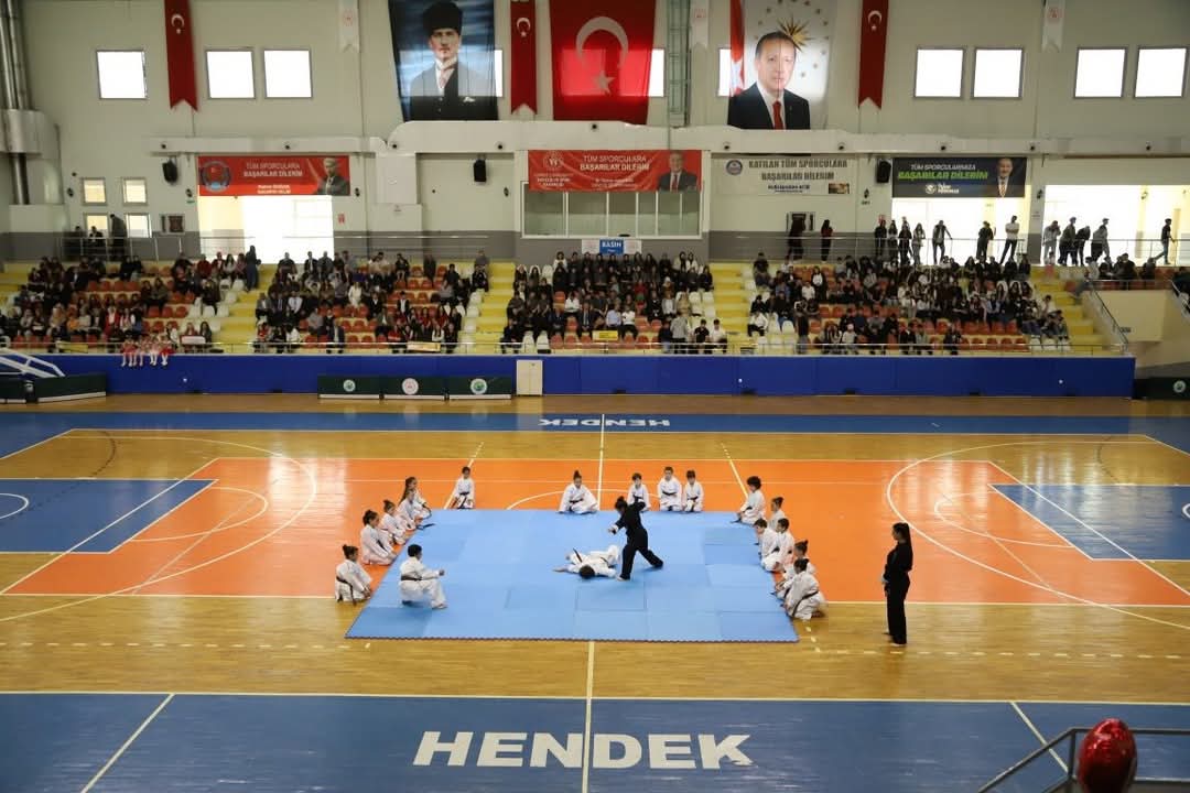 19 MAYIS HENDEK’TE COŞKUYLA KUTLANDI