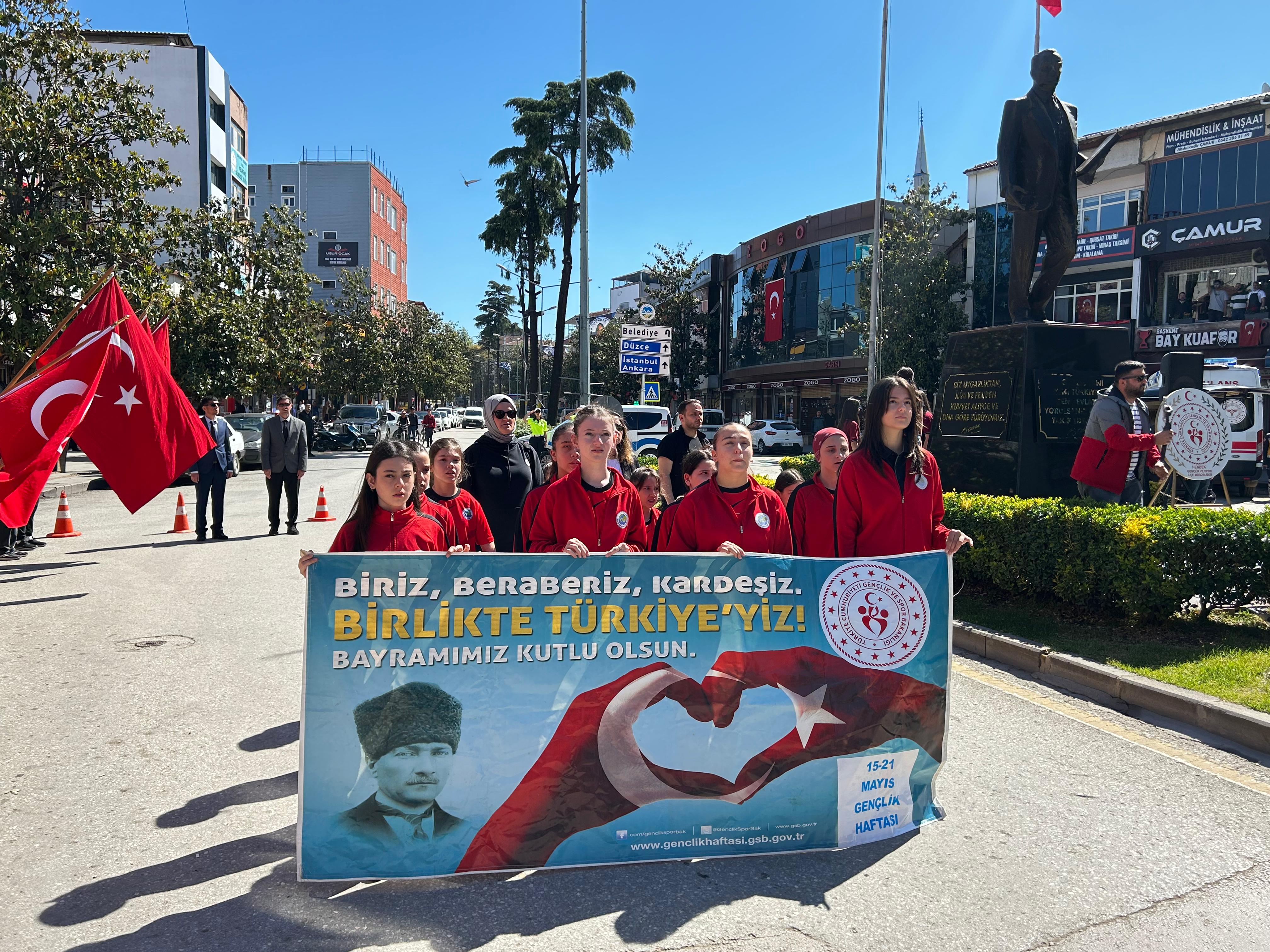 19 MAYIS HENDEK’TE COŞKUYLA KUTLANDI