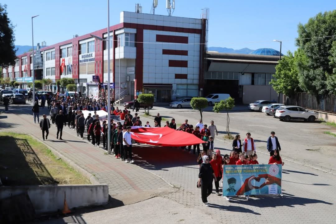 19 MAYIS HENDEK’TE COŞKUYLA KUTLANDI