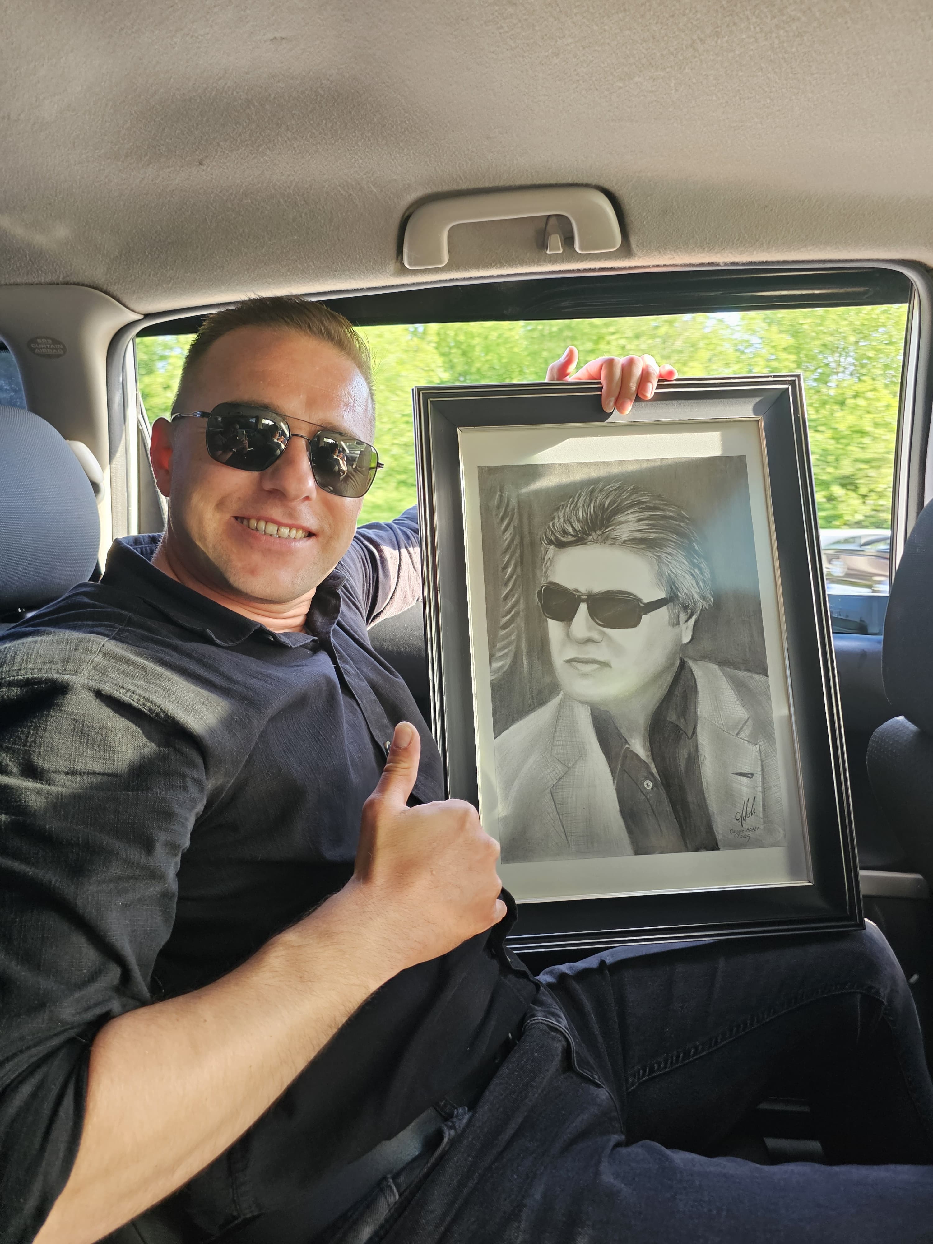 Ressam Adalı'dan Cengiz Babaya jest