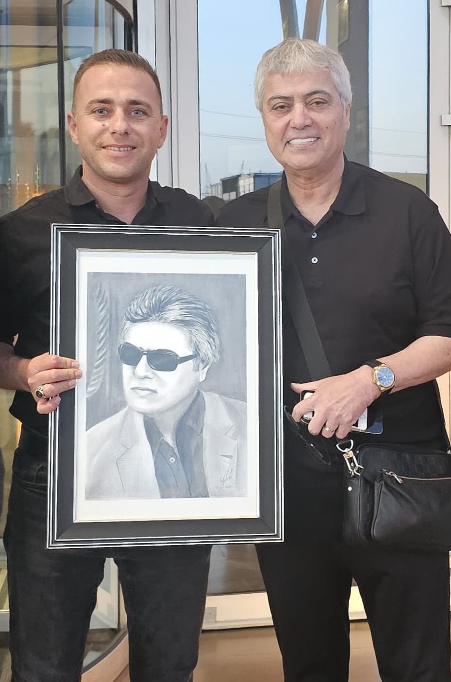 Ressam Adalı'dan Cengiz Babaya jest