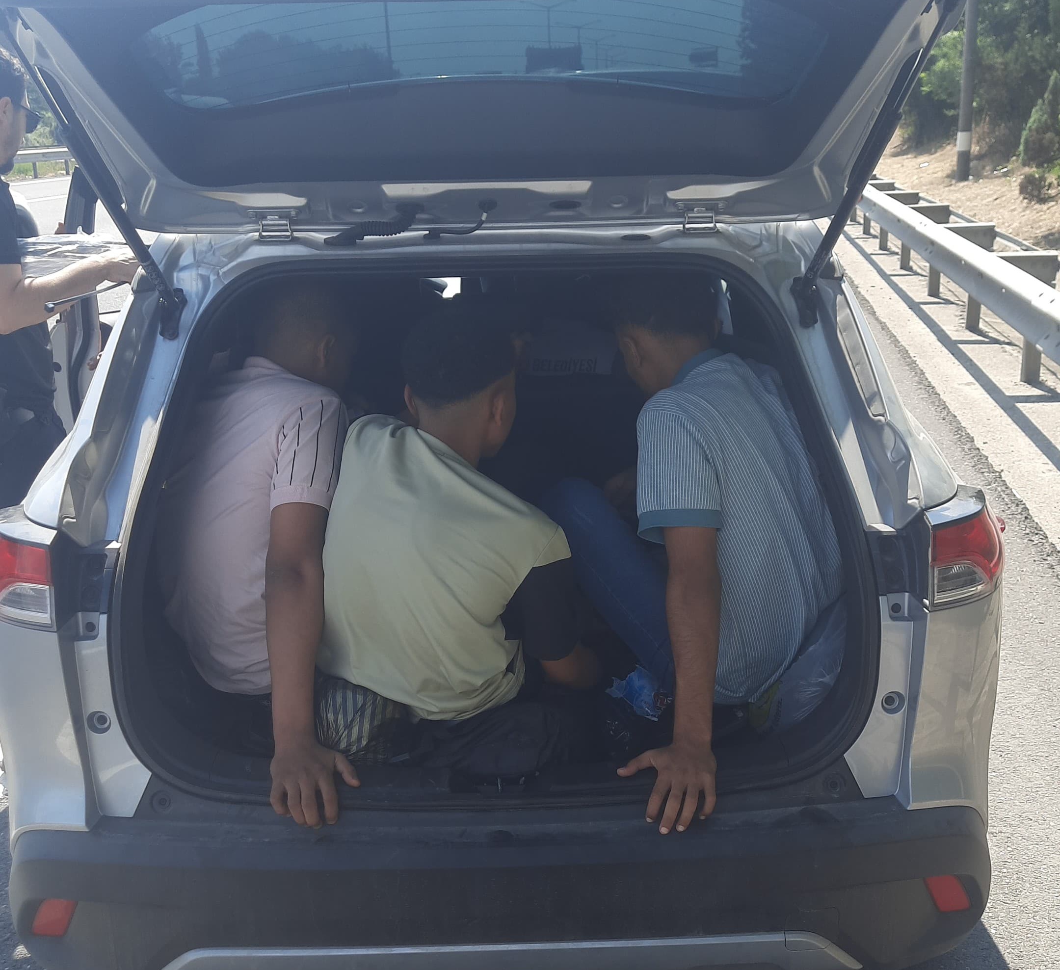 Otomobilin kapılarını açan polis şaşırdı