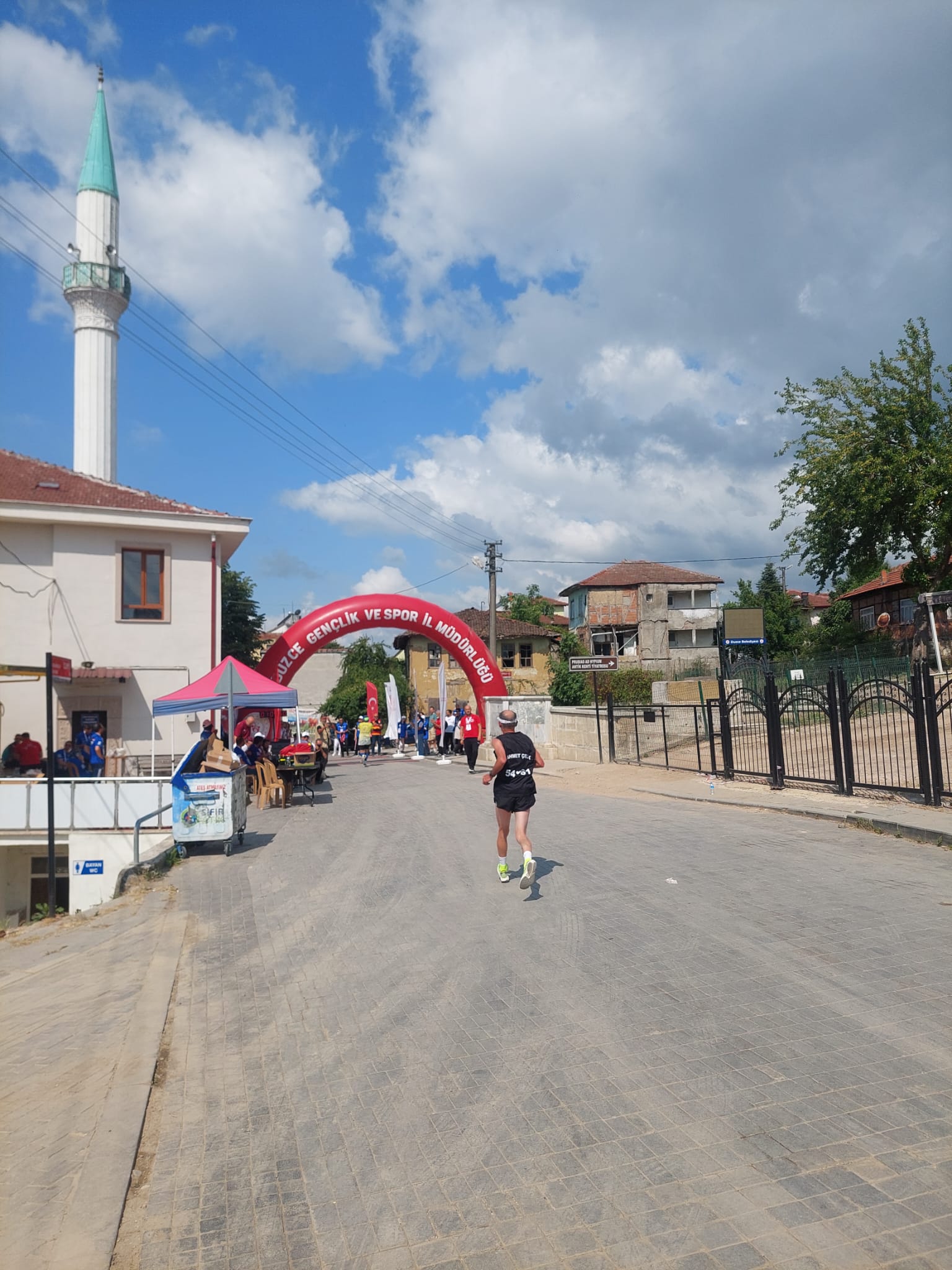 Çelik birincilikle döndü