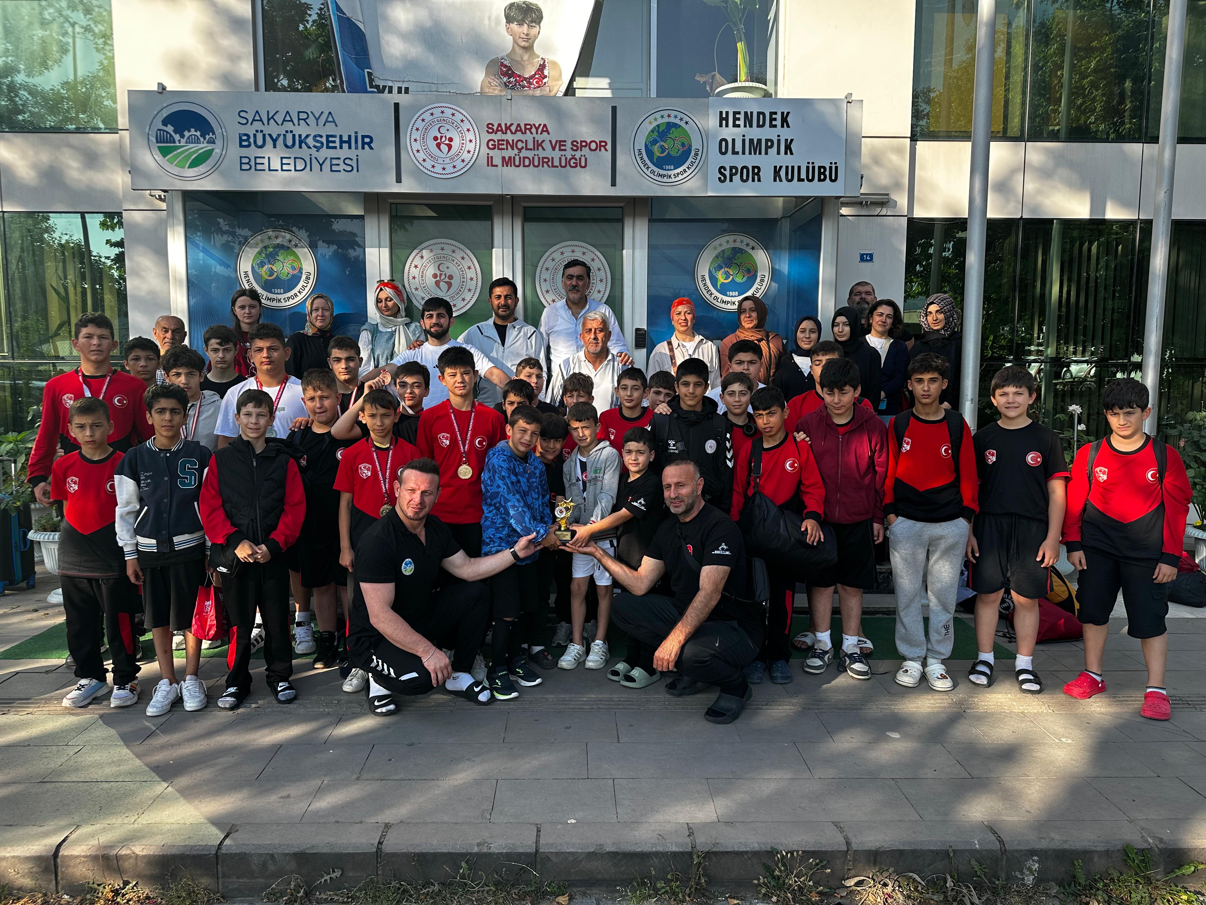 HENDEK OLİMPİK SPOR KULÜBÜ YİNE TÜRKİYE'NİN ZİRVESİNDE