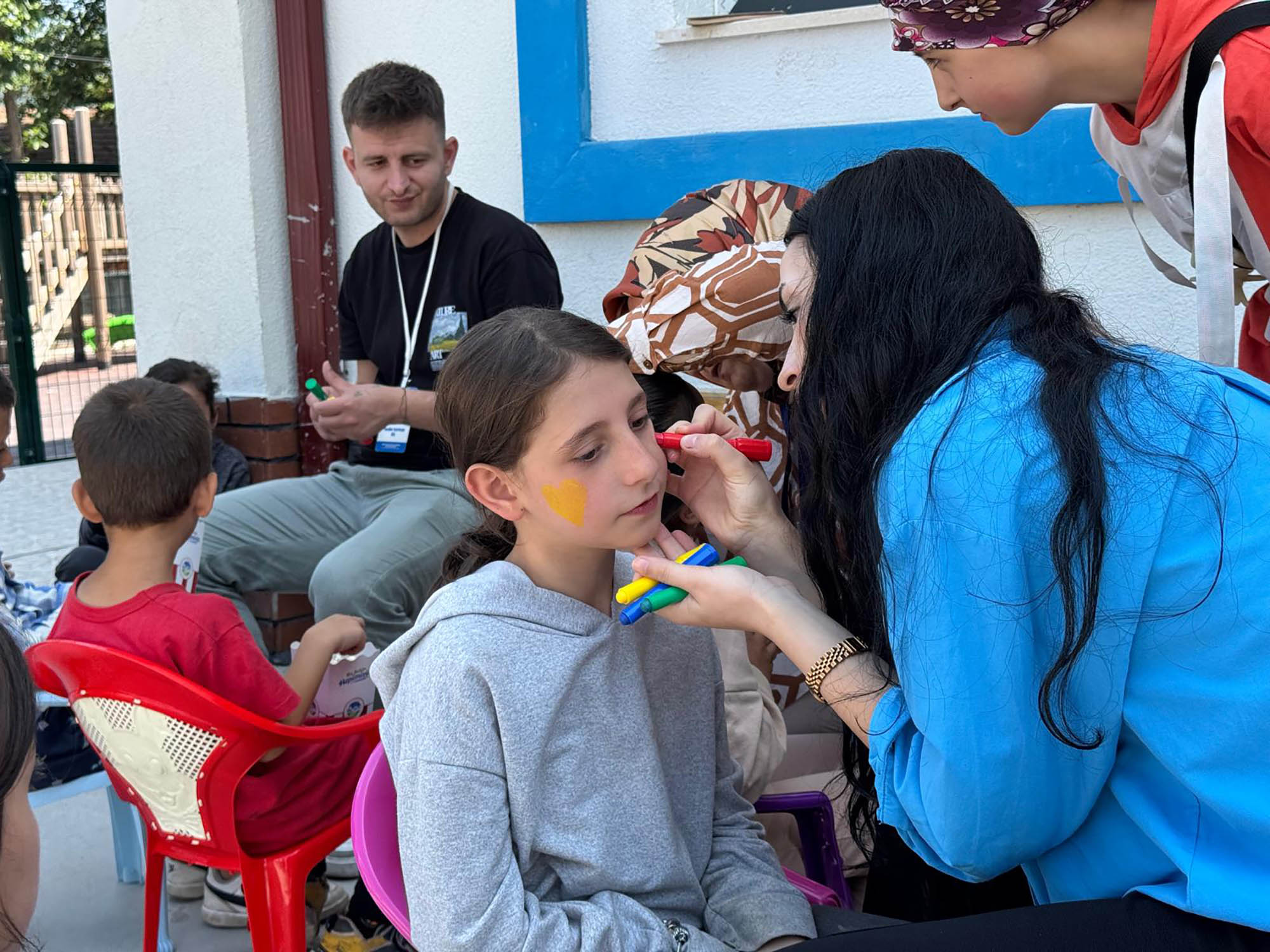 Büyükşehir’in tebessüm ekibi 5 farklı ilçede miniklere neşe götürdü