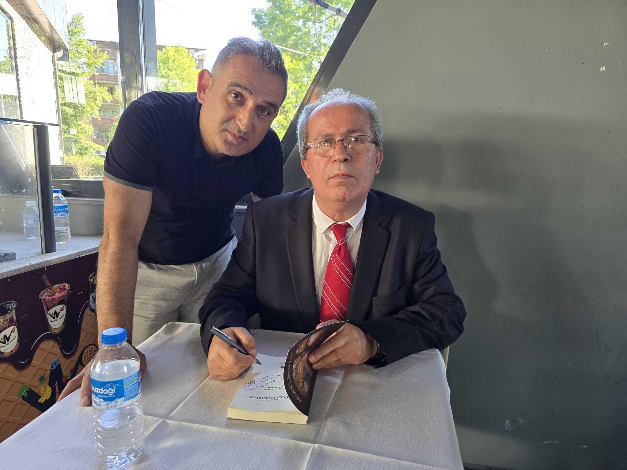 Düşen Yapraklar Okurlarıyla Buluştu