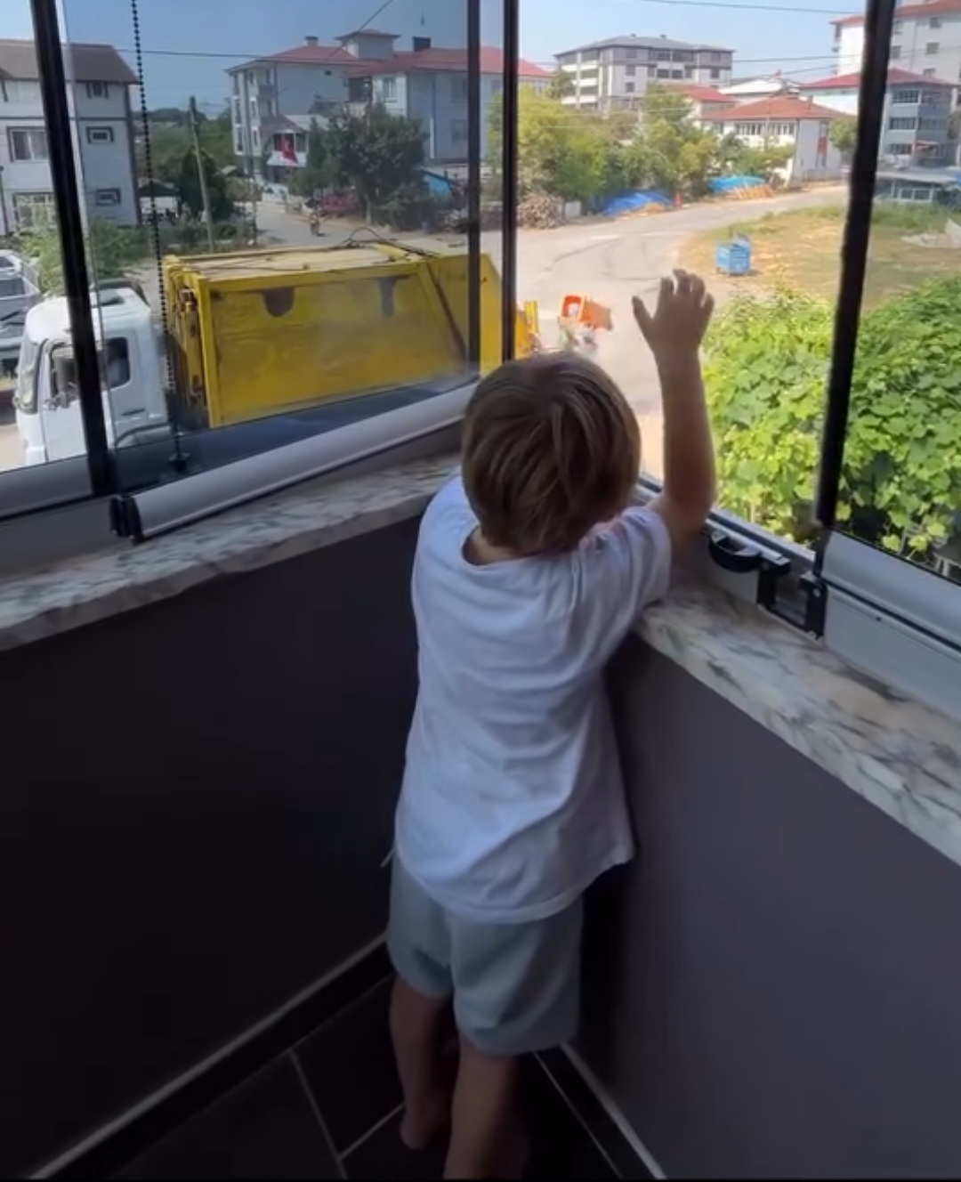 Minik Yuşa Çöp Günlerinde Temizlik Personelini bekliyor