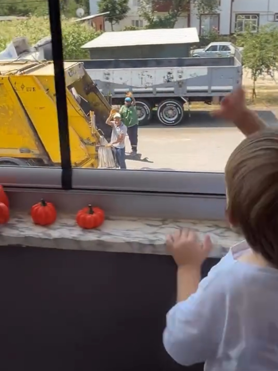 Minik Yuşa Çöp Günlerinde Temizlik Personelini bekliyor