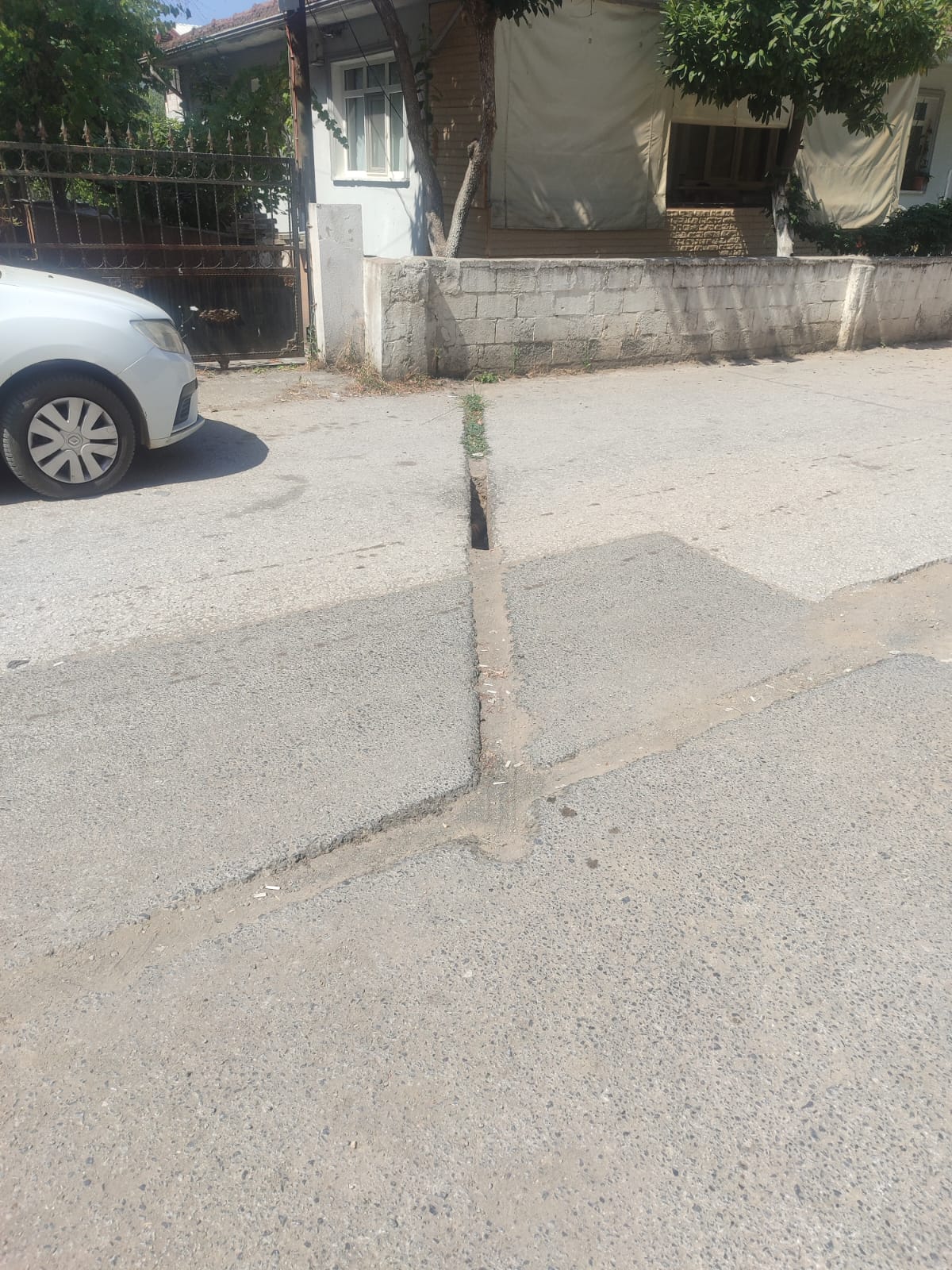 YENİMAHALLE YOLLARI KÖSTEBEK YUVASI GİBİ DELİK DEŞİK
