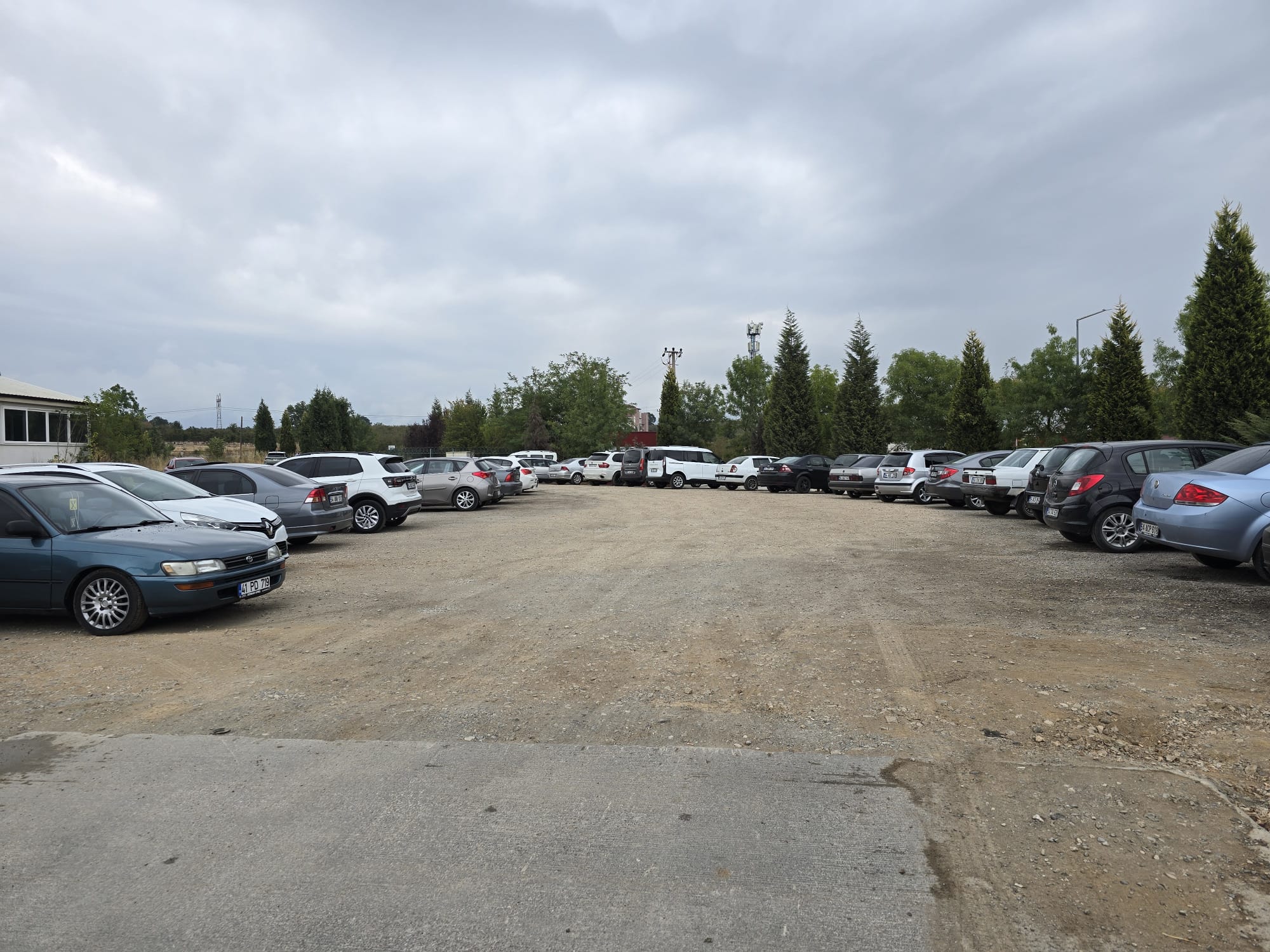 Hendek Devlet Hastanesi Genişletilmiş Otoparkta Çamur ve Toz Vatandaşı Mağdur Ediyor