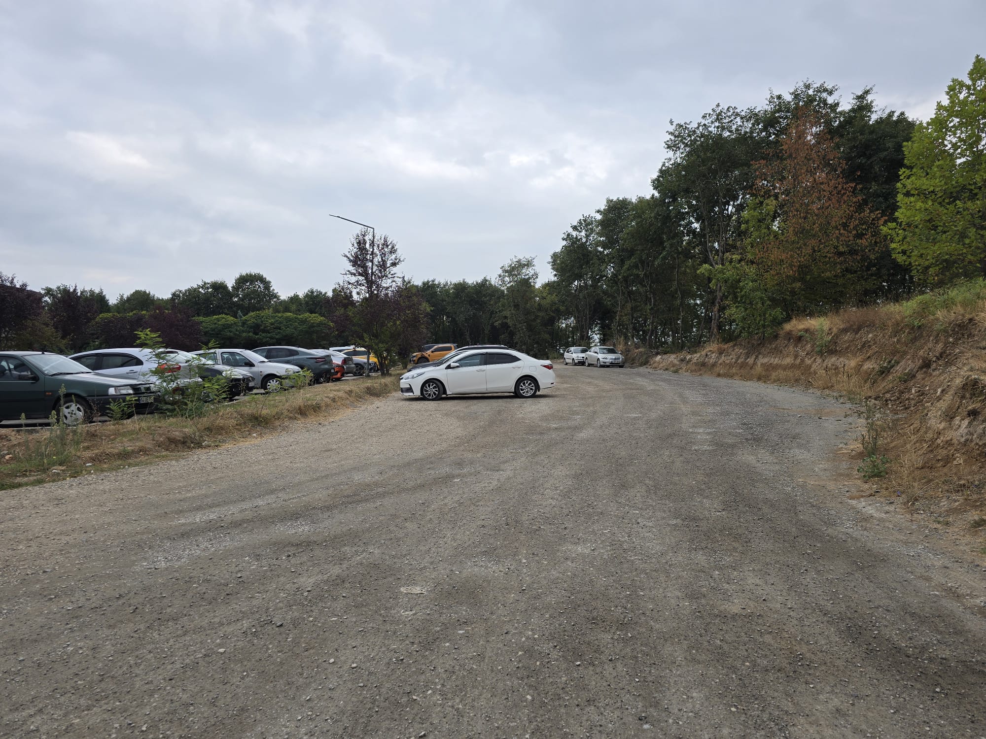 Hendek Devlet Hastanesi Genişletilmiş Otoparkta Çamur ve Toz Vatandaşı Mağdur Ediyor