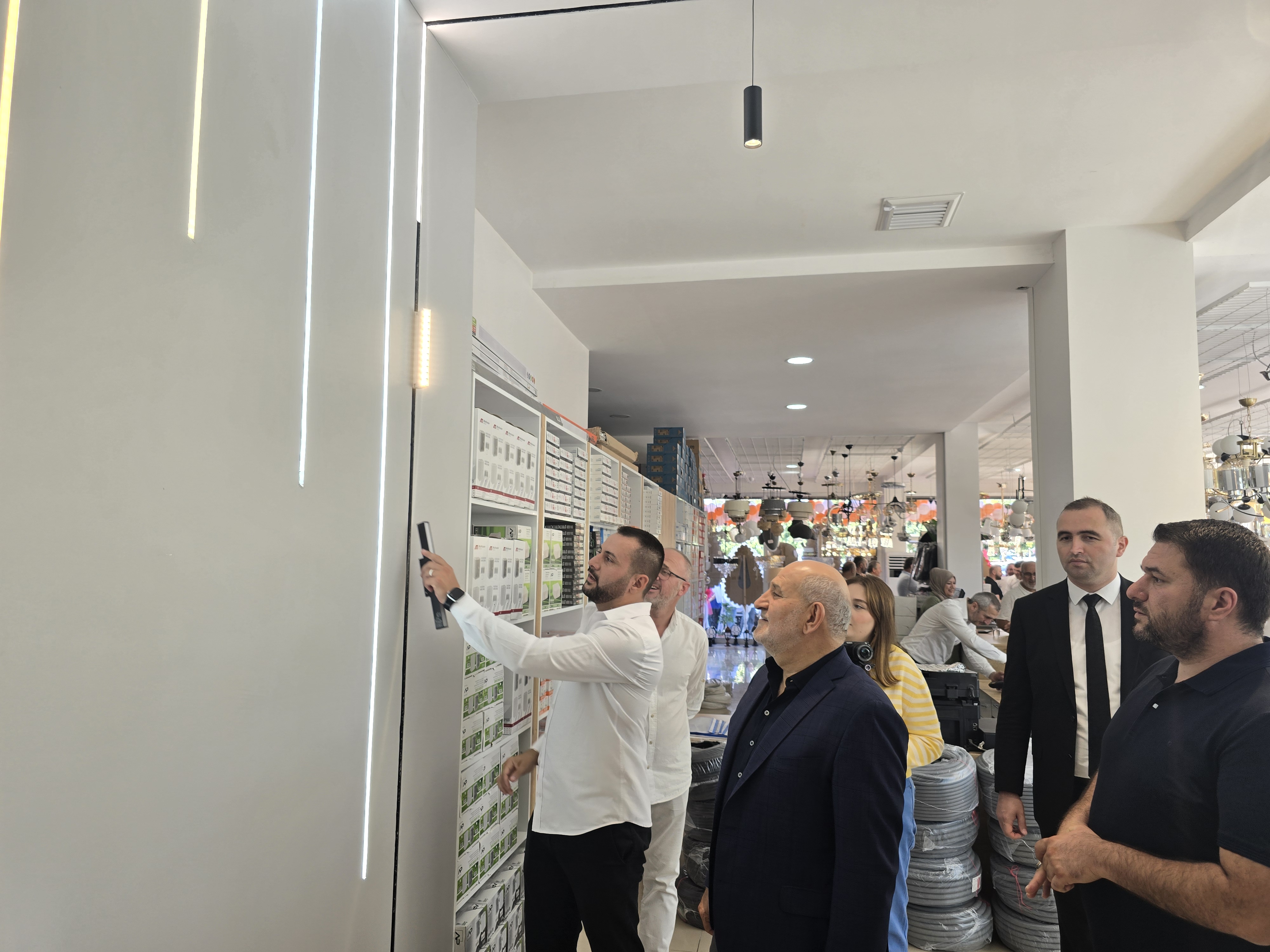 Ada Berrak Elektrik Hendek Şubesi Yenilenen Yüzüyle Hizmete Açıldı