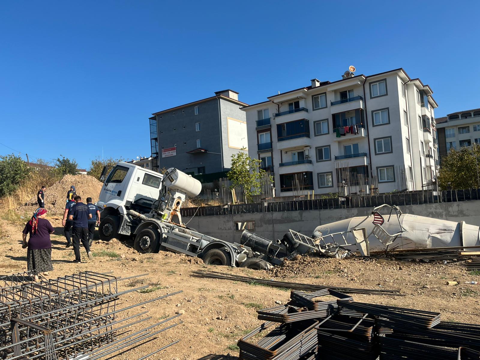 Hendek'te Beton Mikseri Devrildi