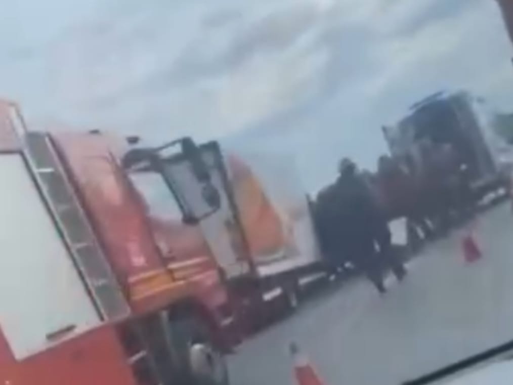 Kontrolden Çıkan Kamyon Refüje Çarptı