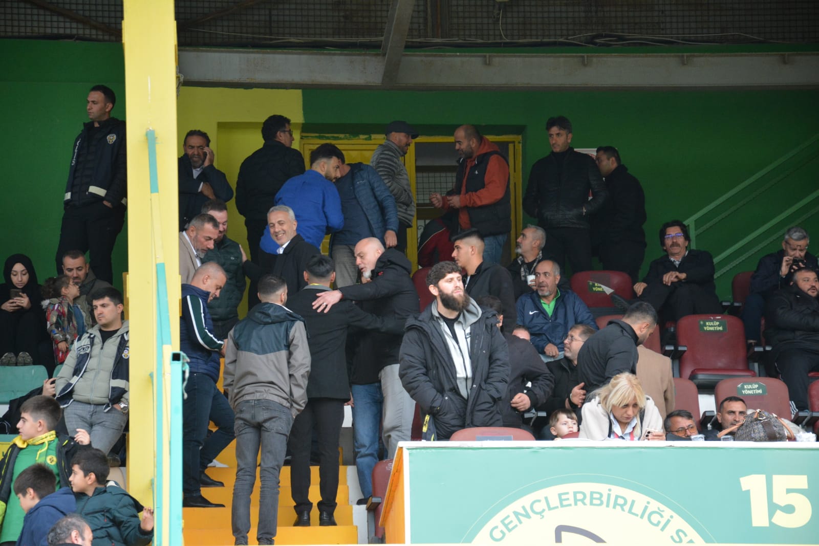 HENDEKSPOR UZATMADA YIKILDI