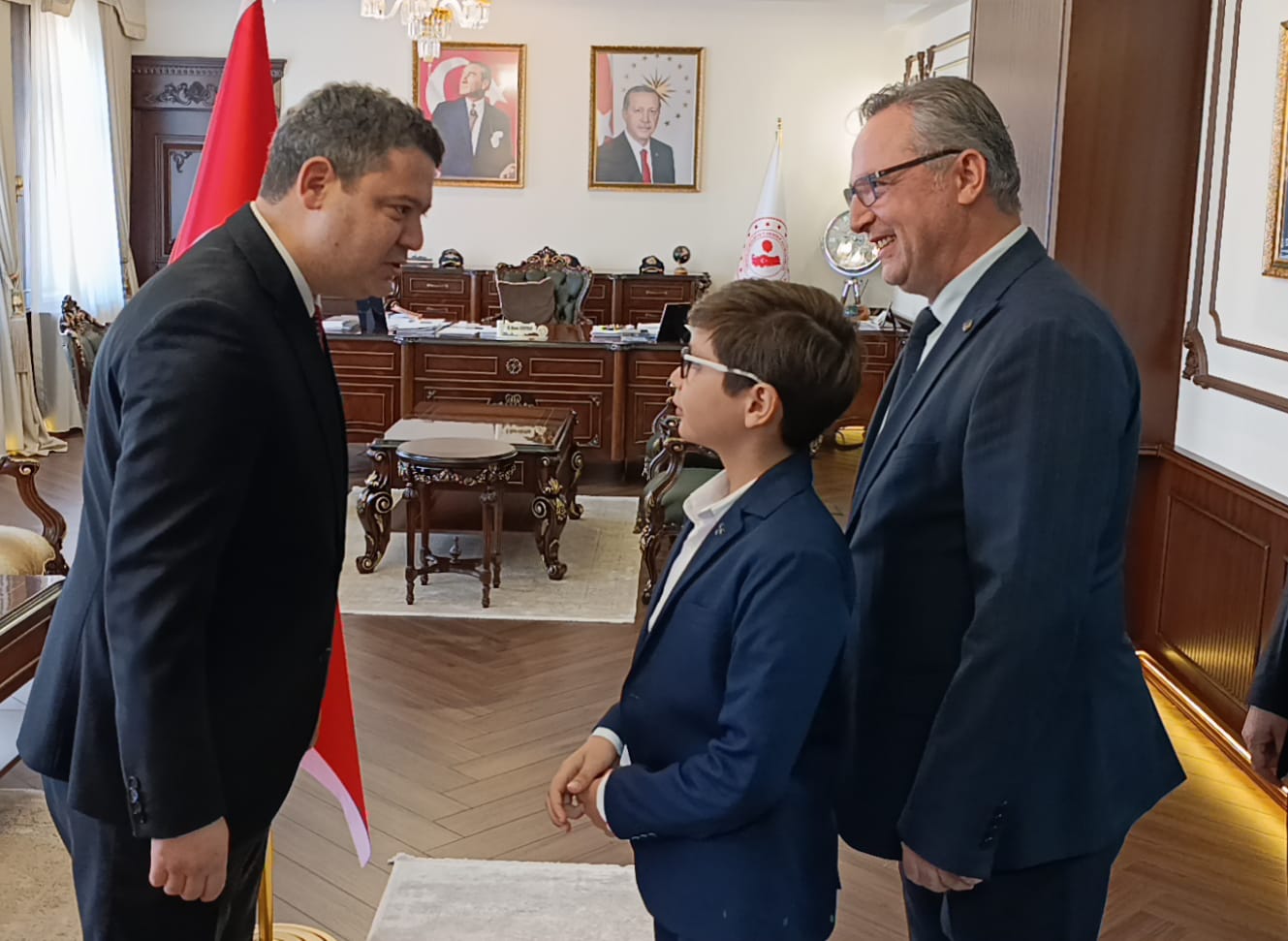 CUMHURİYETİN 102. YILI GURURU; HENDEK AY YILDIZLA PARLADI