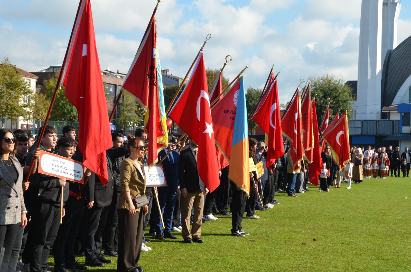 CUMHURİYETİN 102. YILI GURURU; HENDEK AY YILDIZLA PARLADI