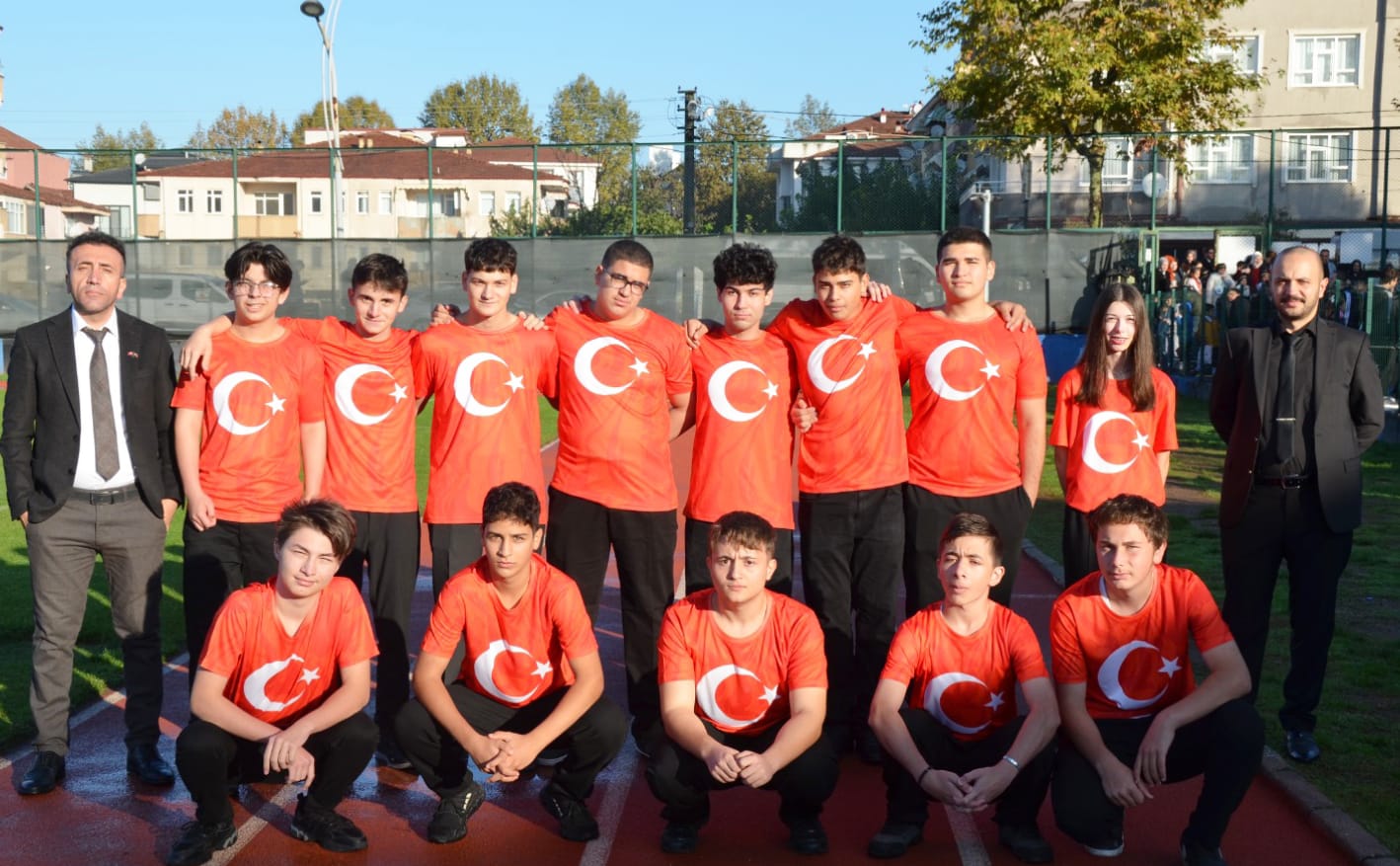 CUMHURİYETİN 102. YILI GURURU; HENDEK AY YILDIZLA PARLADI