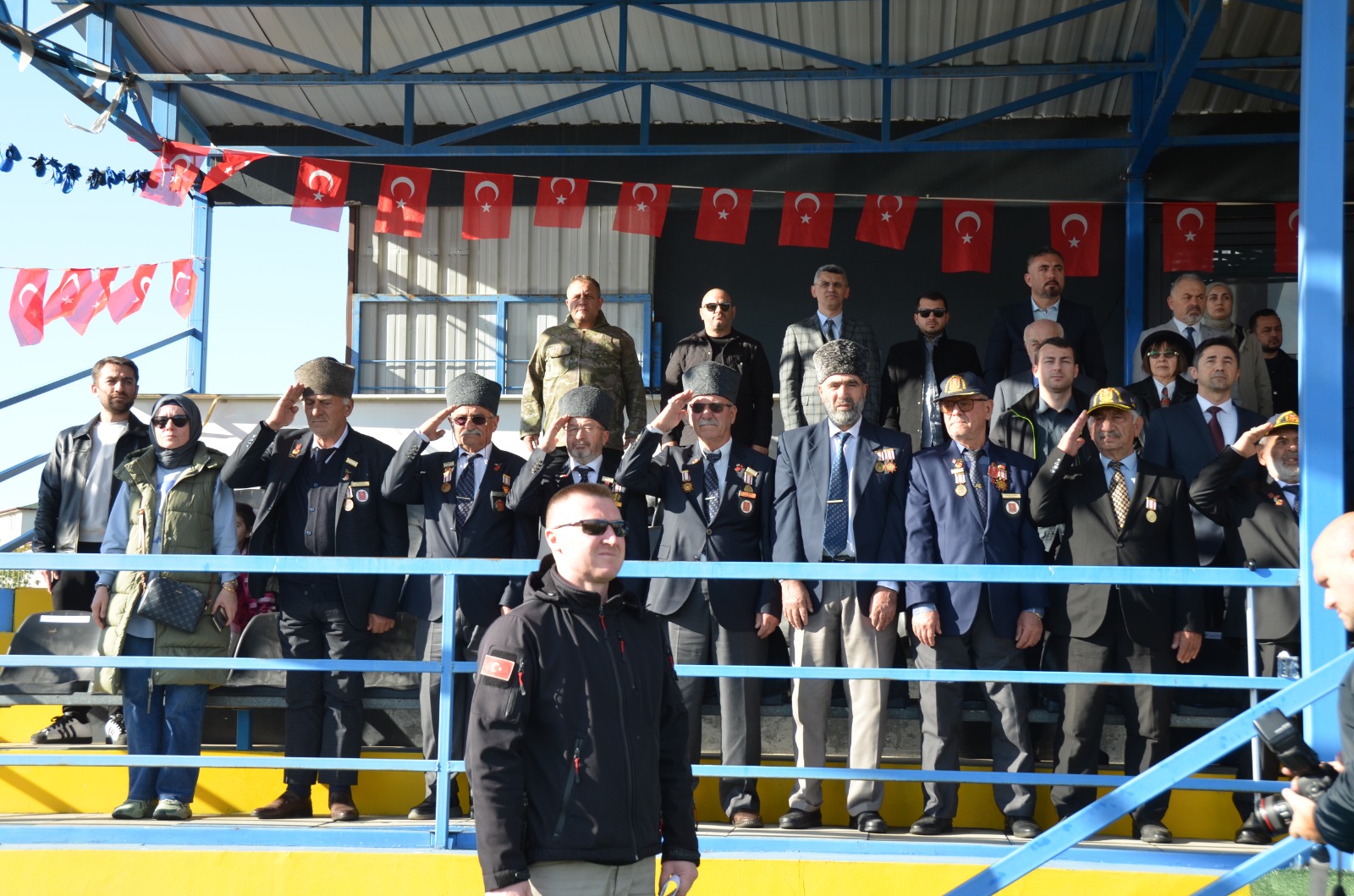 CUMHURİYETİN 102. YILI GURURU; HENDEK AY YILDIZLA PARLADI