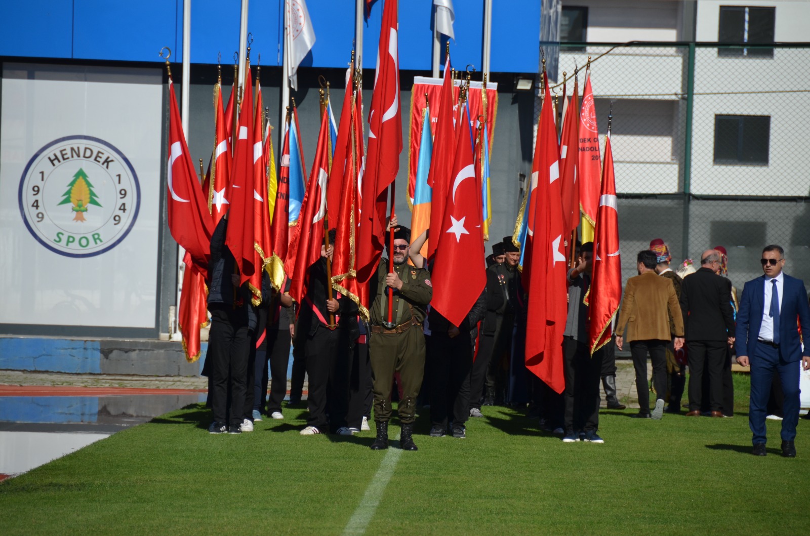 CUMHURİYETİN 102. YILI GURURU; HENDEK AY YILDIZLA PARLADI
