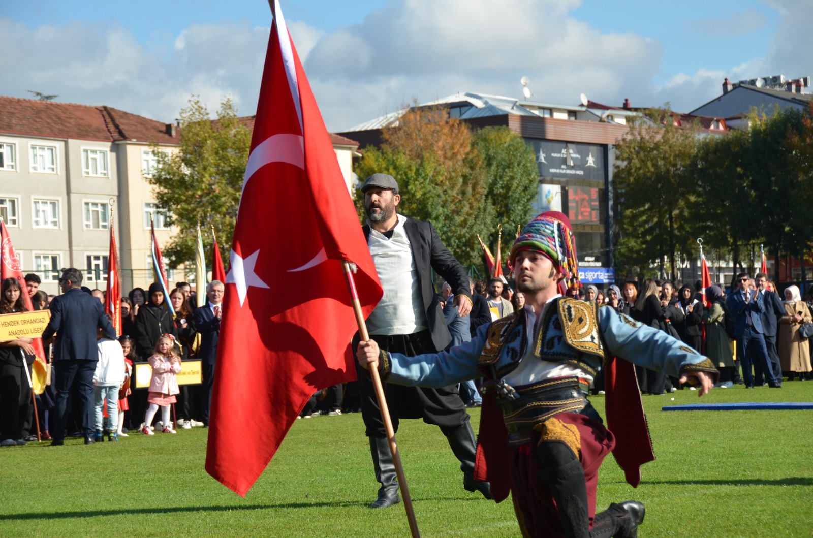 CUMHURİYETİN 102. YILI GURURU; HENDEK AY YILDIZLA PARLADI