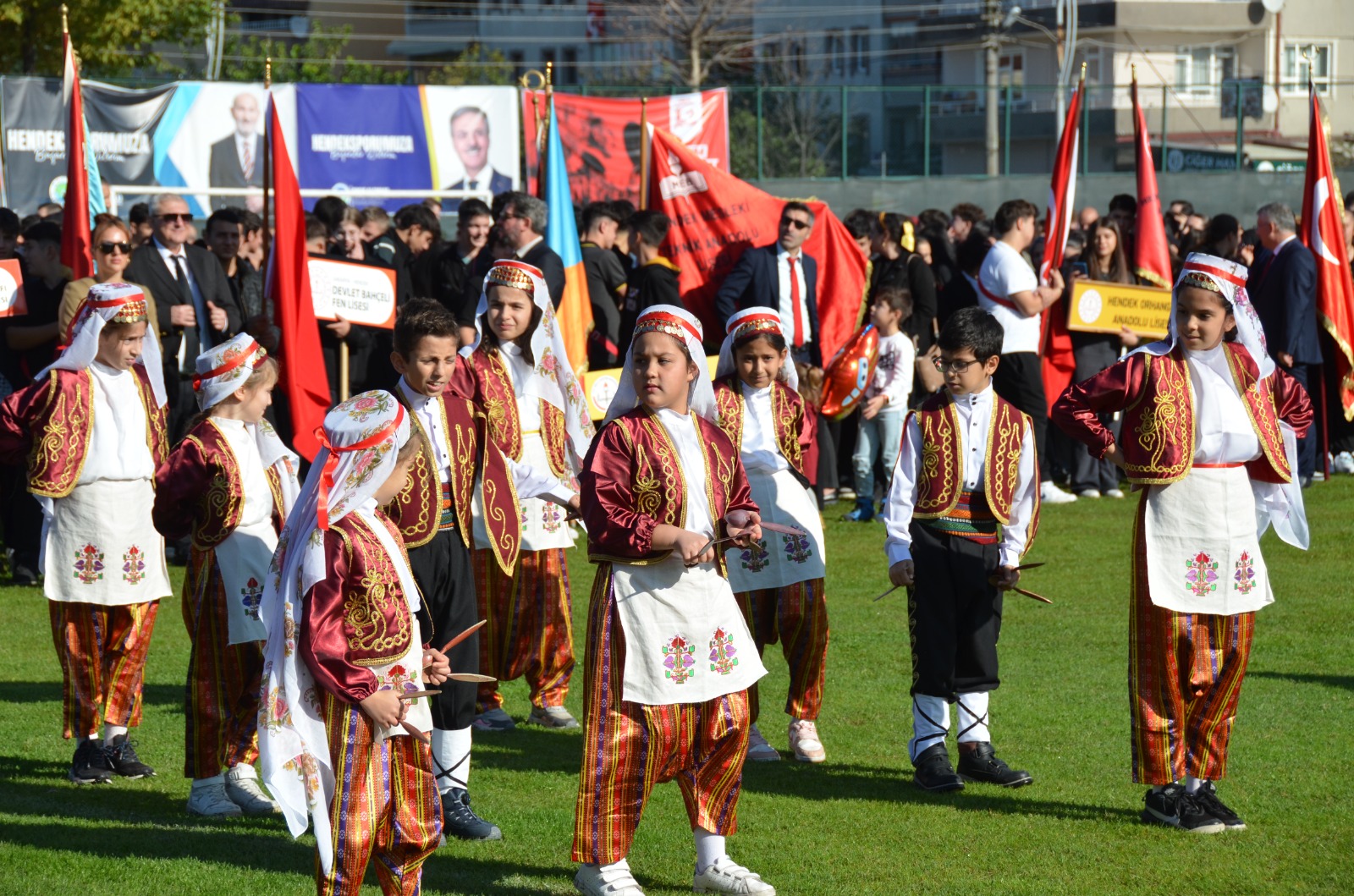 CUMHURİYETİN 102. YILI GURURU; HENDEK AY YILDIZLA PARLADI
