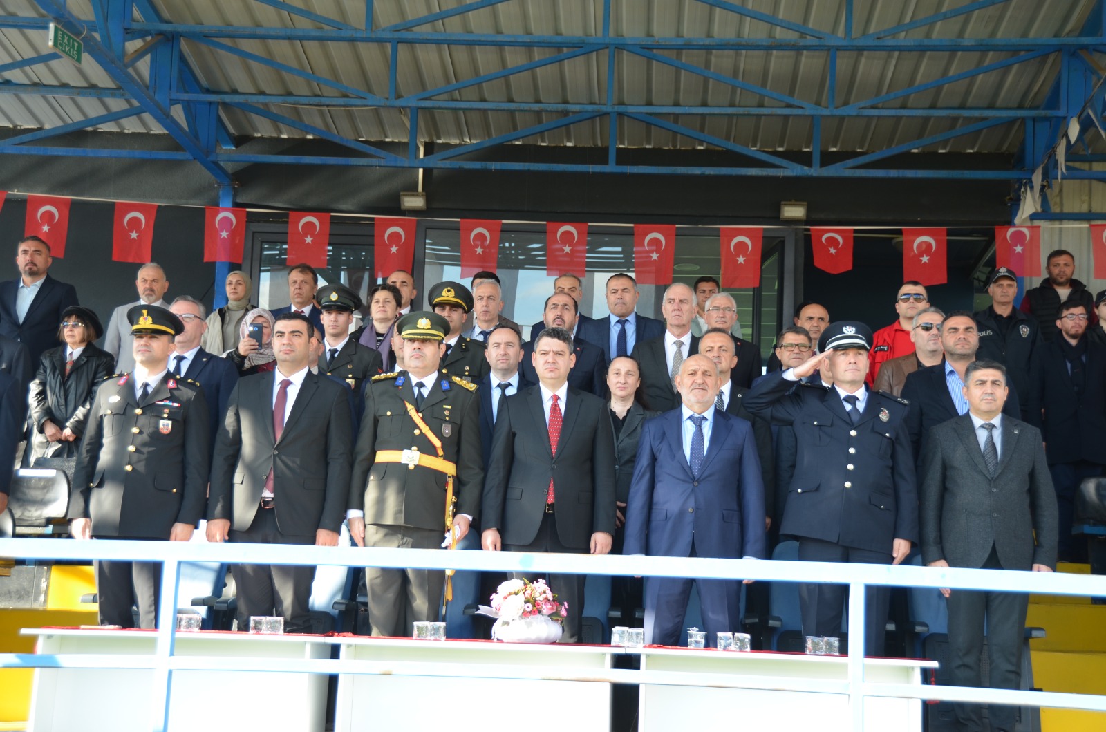 CUMHURİYETİN 102. YILI GURURU; HENDEK AY YILDIZLA PARLADI