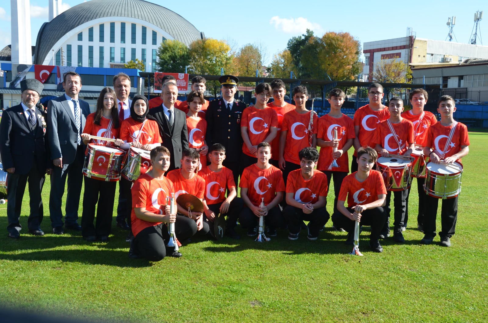 CUMHURİYETİN 102. YILI GURURU; HENDEK AY YILDIZLA PARLADI