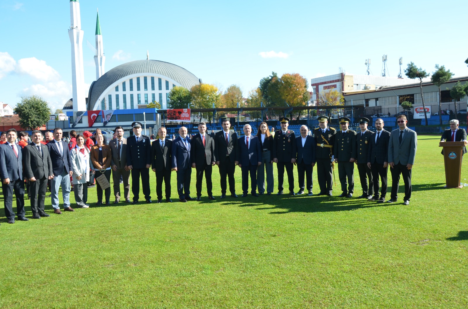 CUMHURİYETİN 102. YILI GURURU; HENDEK AY YILDIZLA PARLADI