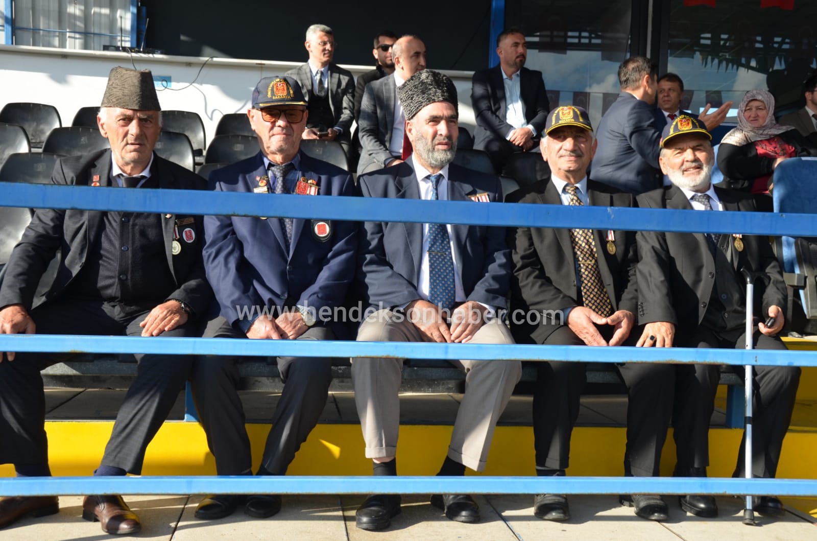 CUMHURİYETİN 102. YILI GURURU; HENDEK AY YILDIZLA PARLADI