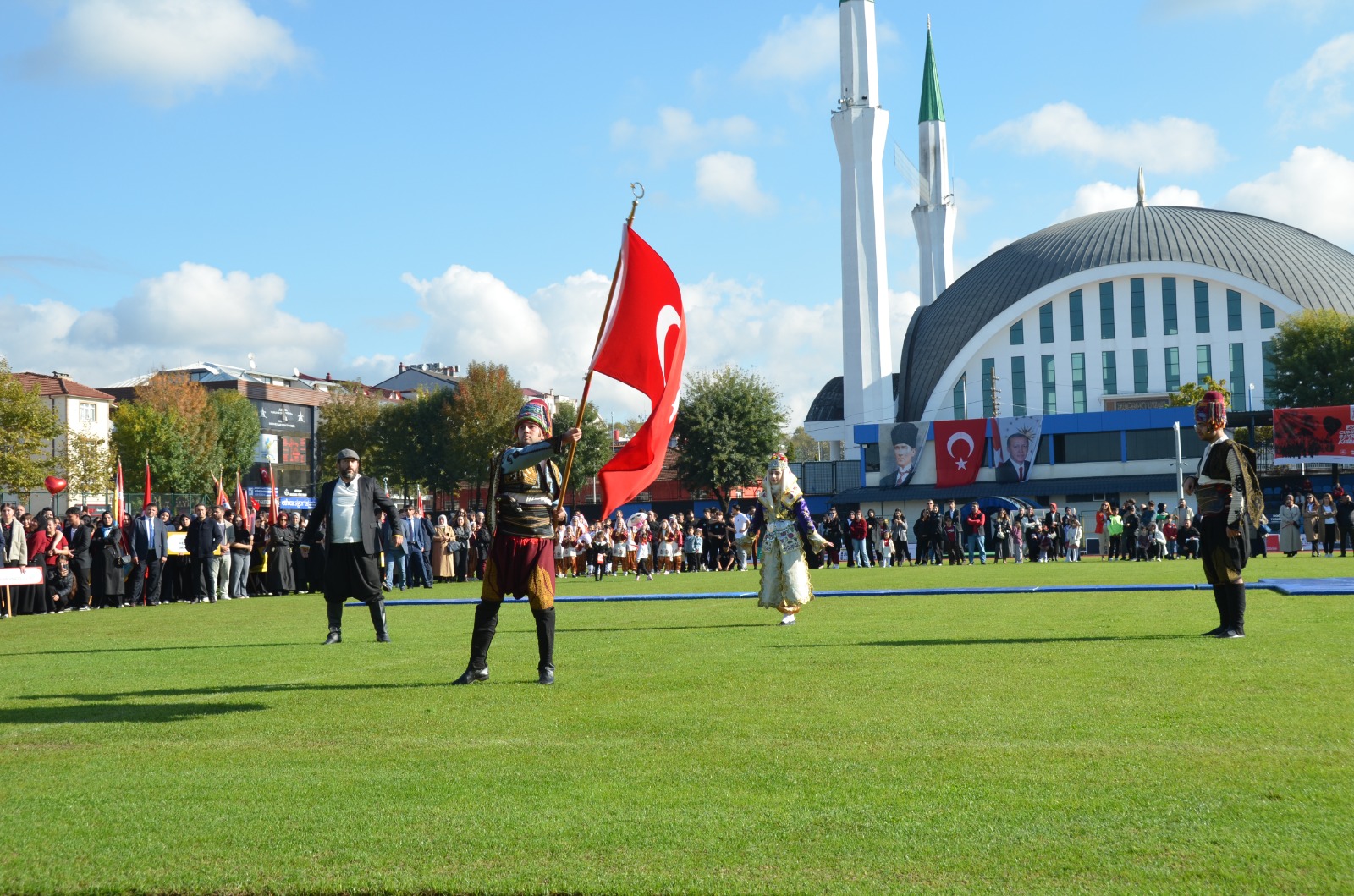 CUMHURİYETİN 102. YILI GURURU; HENDEK AY YILDIZLA PARLADI