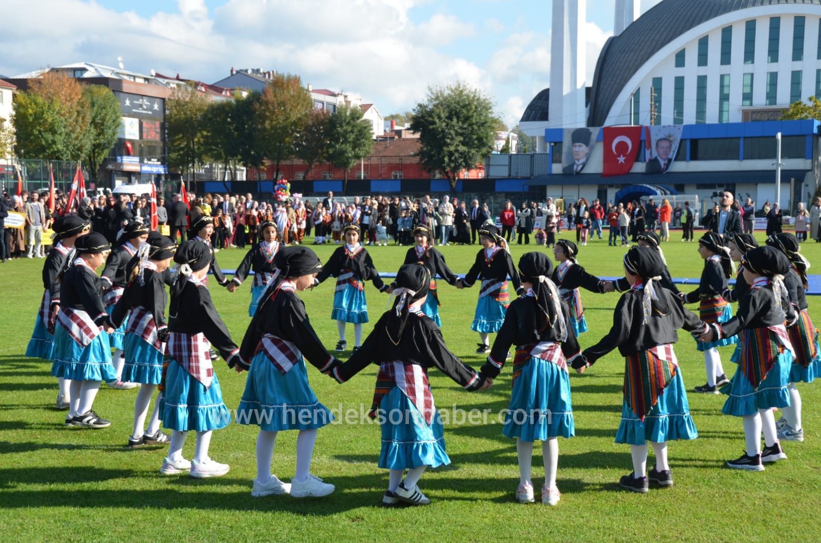 CUMHURİYETİN 102. YILI GURURU; HENDEK AY YILDIZLA PARLADI