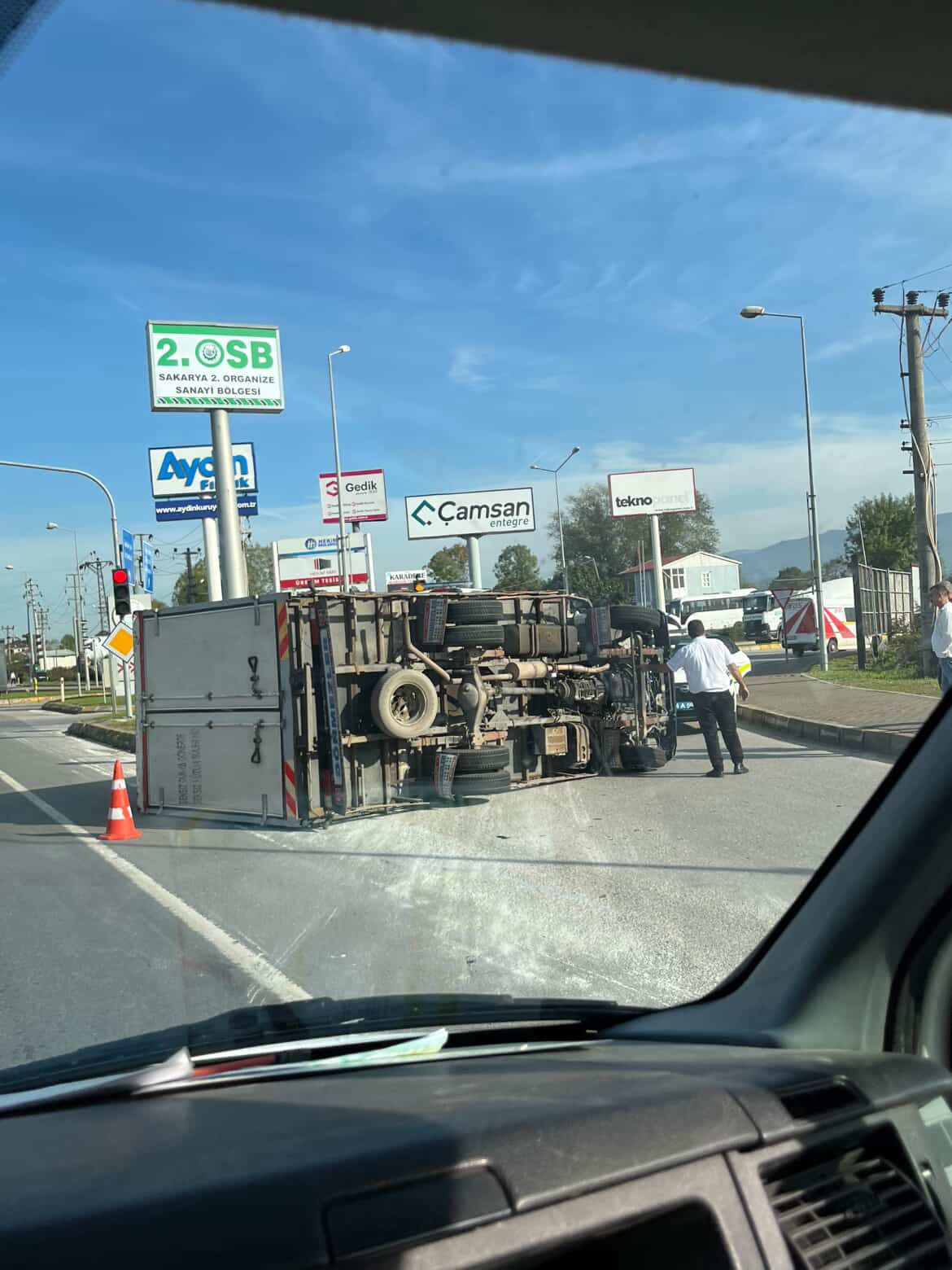 D 100 Karayolunda Kamyonet Yan Yattı