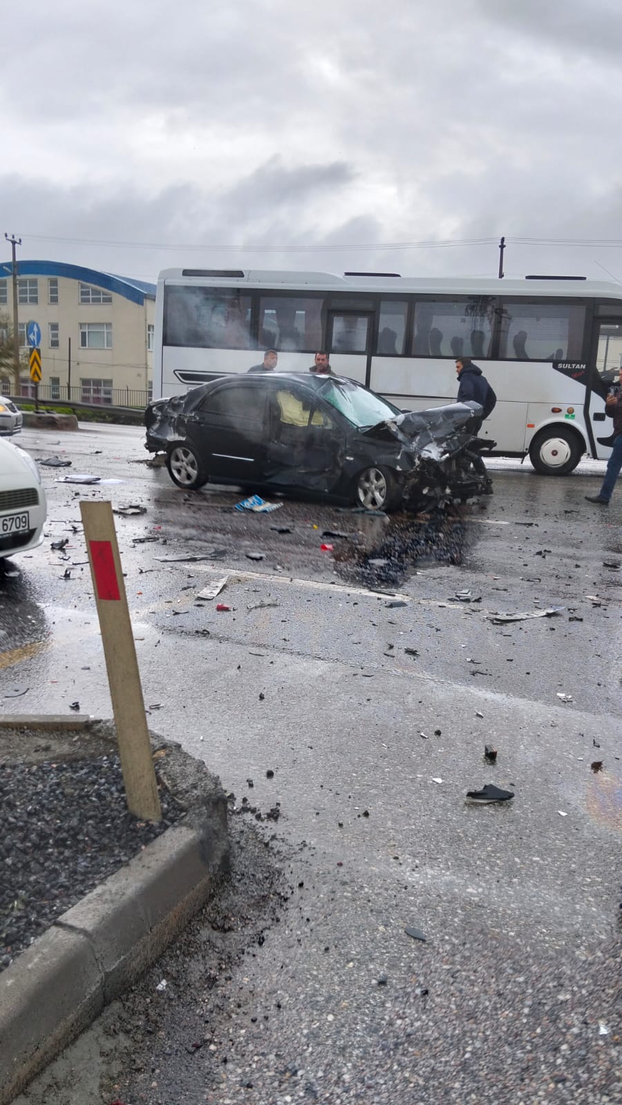 3 aracın karıştığı kazada iki kişi yaralandı