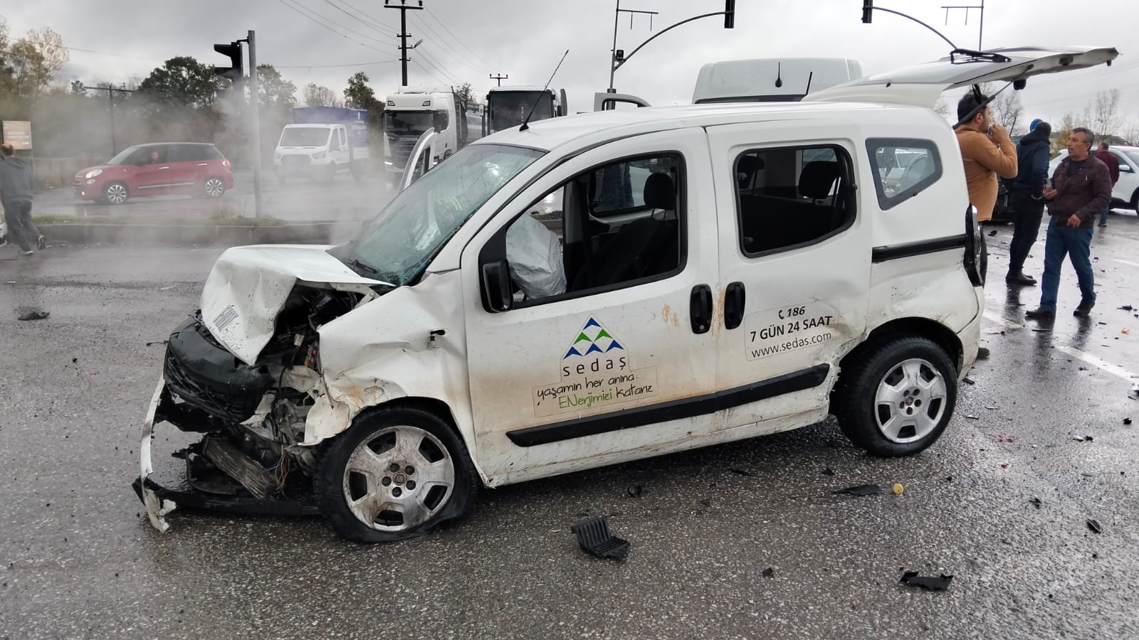 3 aracın karıştığı kazada iki kişi yaralandı