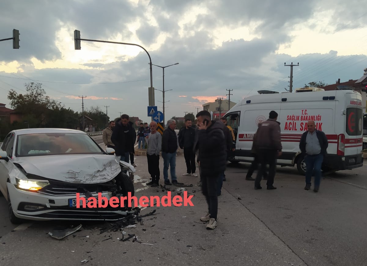 Ambulansla Otomobilin Çarpıştığı kazada yaralanan olmaması sevindirdi