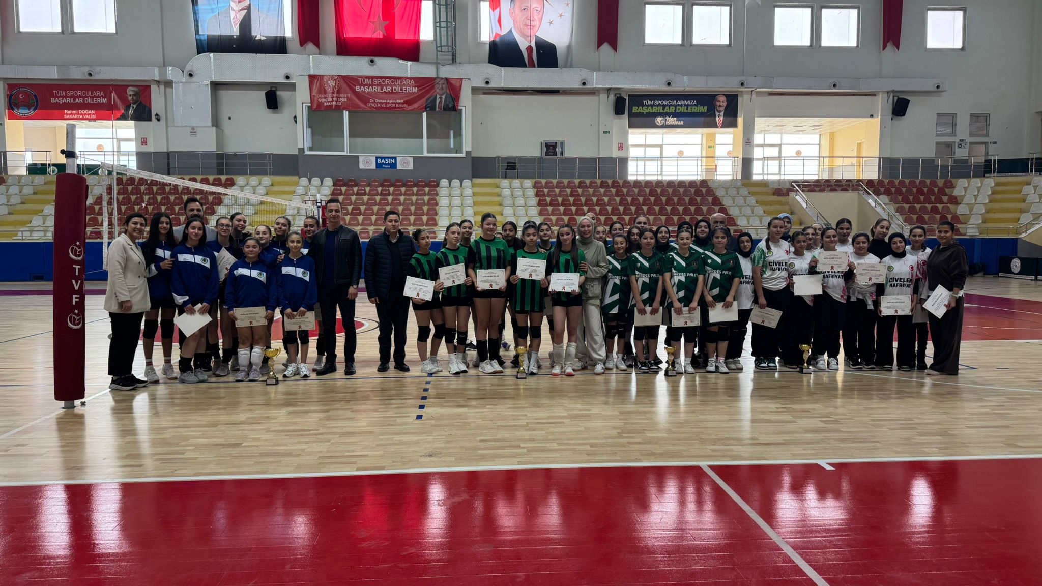 ORTAOKULLAR ARASI KIZ VOLEYBOL TURNUVASINDA ŞAMPİYON ATİKEHANIM ORTAOKULU