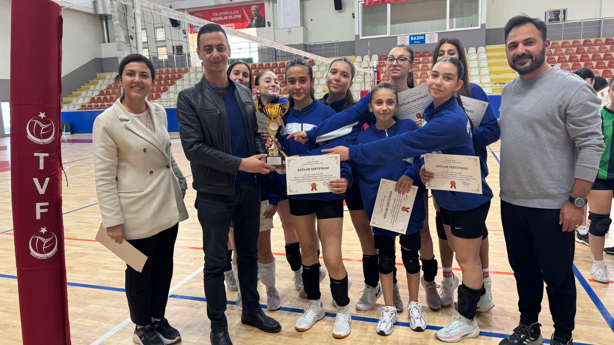 ORTAOKULLAR ARASI KIZ VOLEYBOL TURNUVASINDA ŞAMPİYON ATİKEHANIM ORTAOKULU