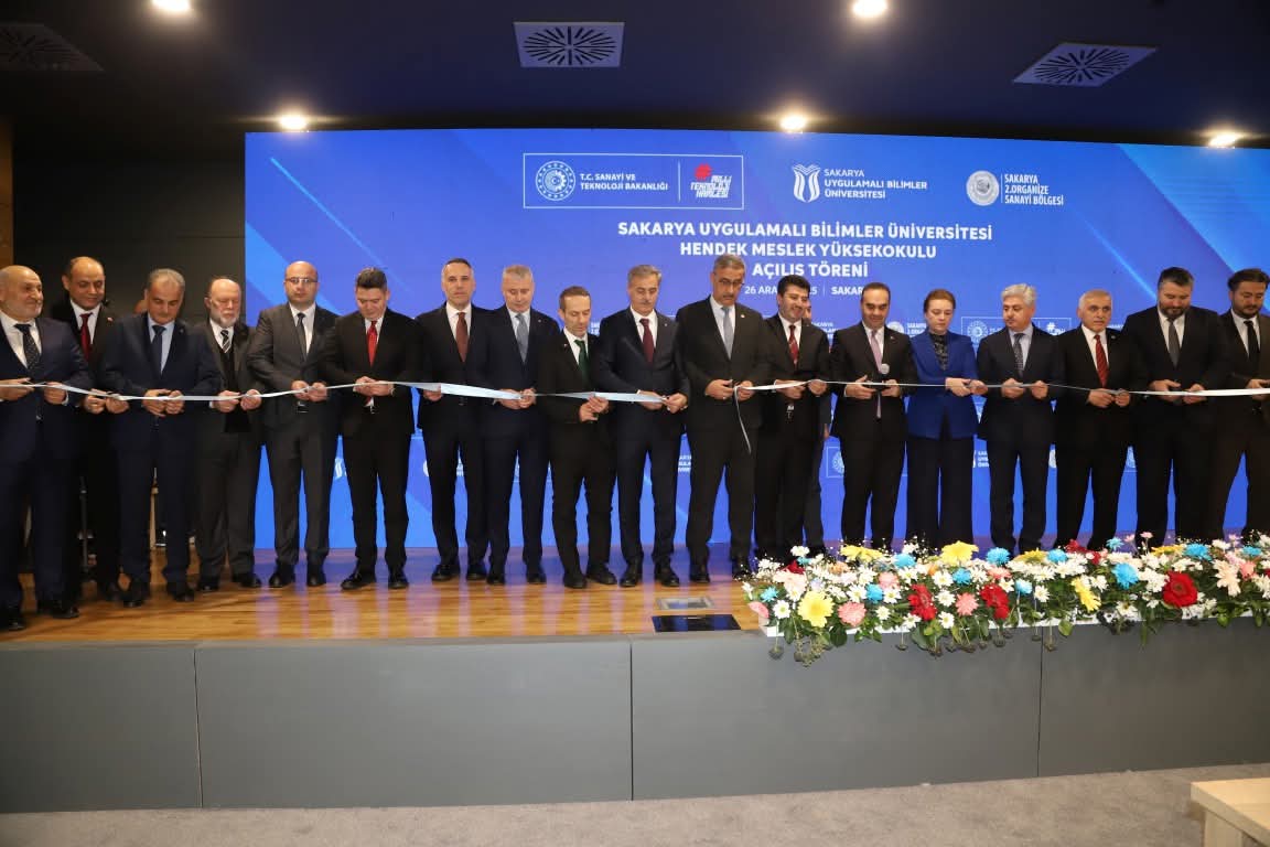 SANAYİ VE TEKNOLOJİ BAKANI MEHMET FATİH KACIR HENDEK’TE EĞİTİM VE SANAYİ YATIRIMLARINI İNCELEDİ