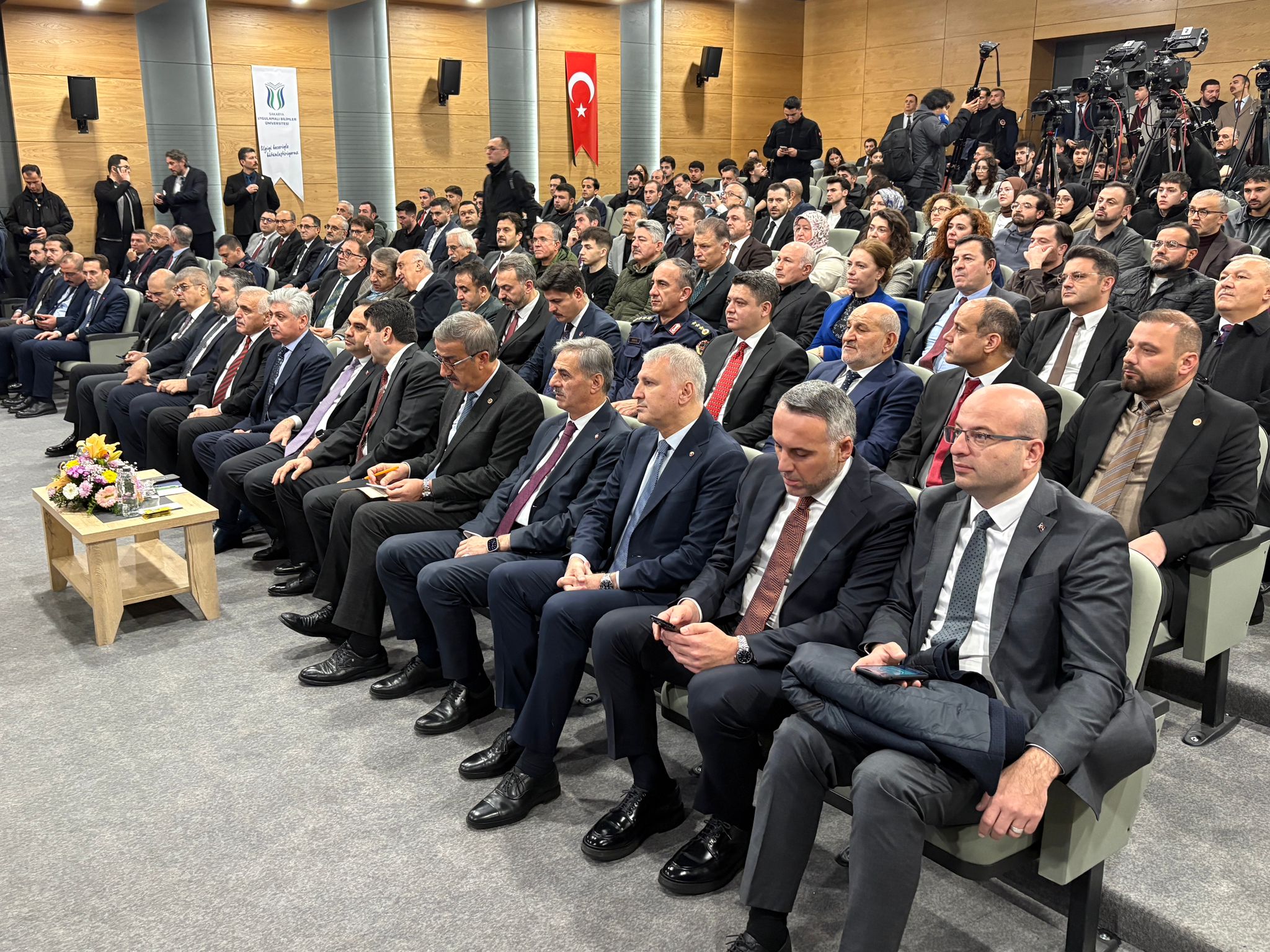 SANAYİ VE TEKNOLOJİ BAKANI MEHMET FATİH KACIR HENDEK’TE EĞİTİM VE SANAYİ YATIRIMLARINI İNCELEDİ