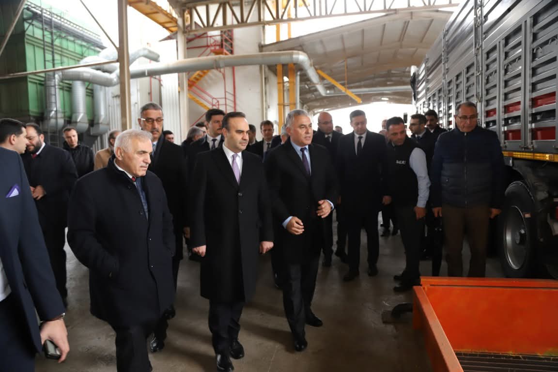 SANAYİ VE TEKNOLOJİ BAKANI MEHMET FATİH KACIR HENDEK’TE EĞİTİM VE SANAYİ YATIRIMLARINI İNCELEDİ