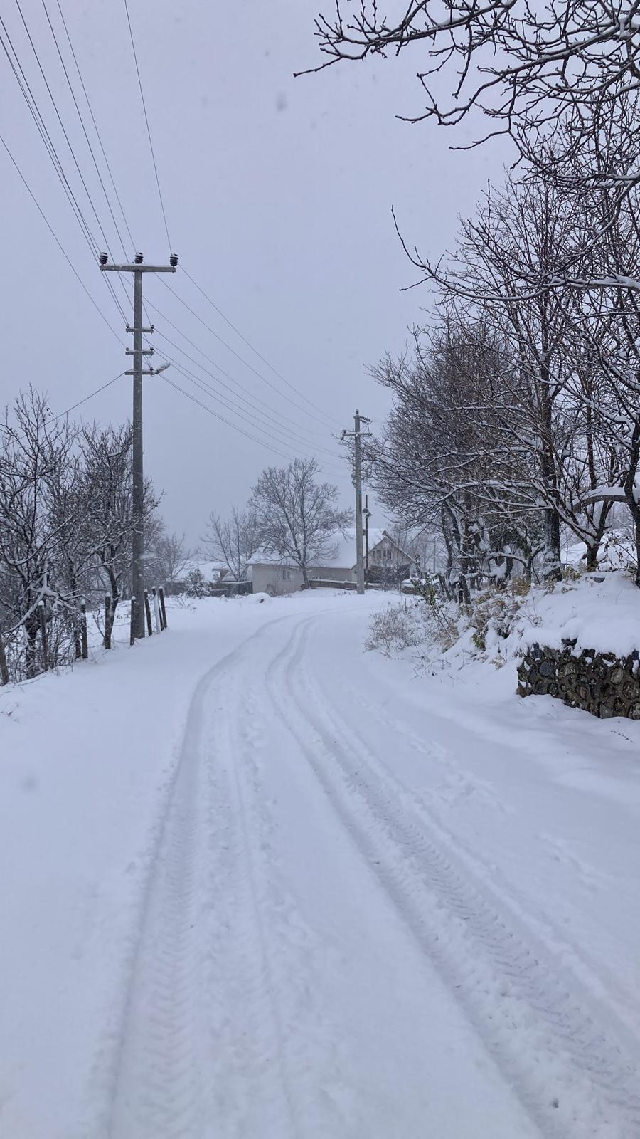 Hendek’te Kar Yağışı Yüksek kesimlerde Etkisini Sürdürüyor