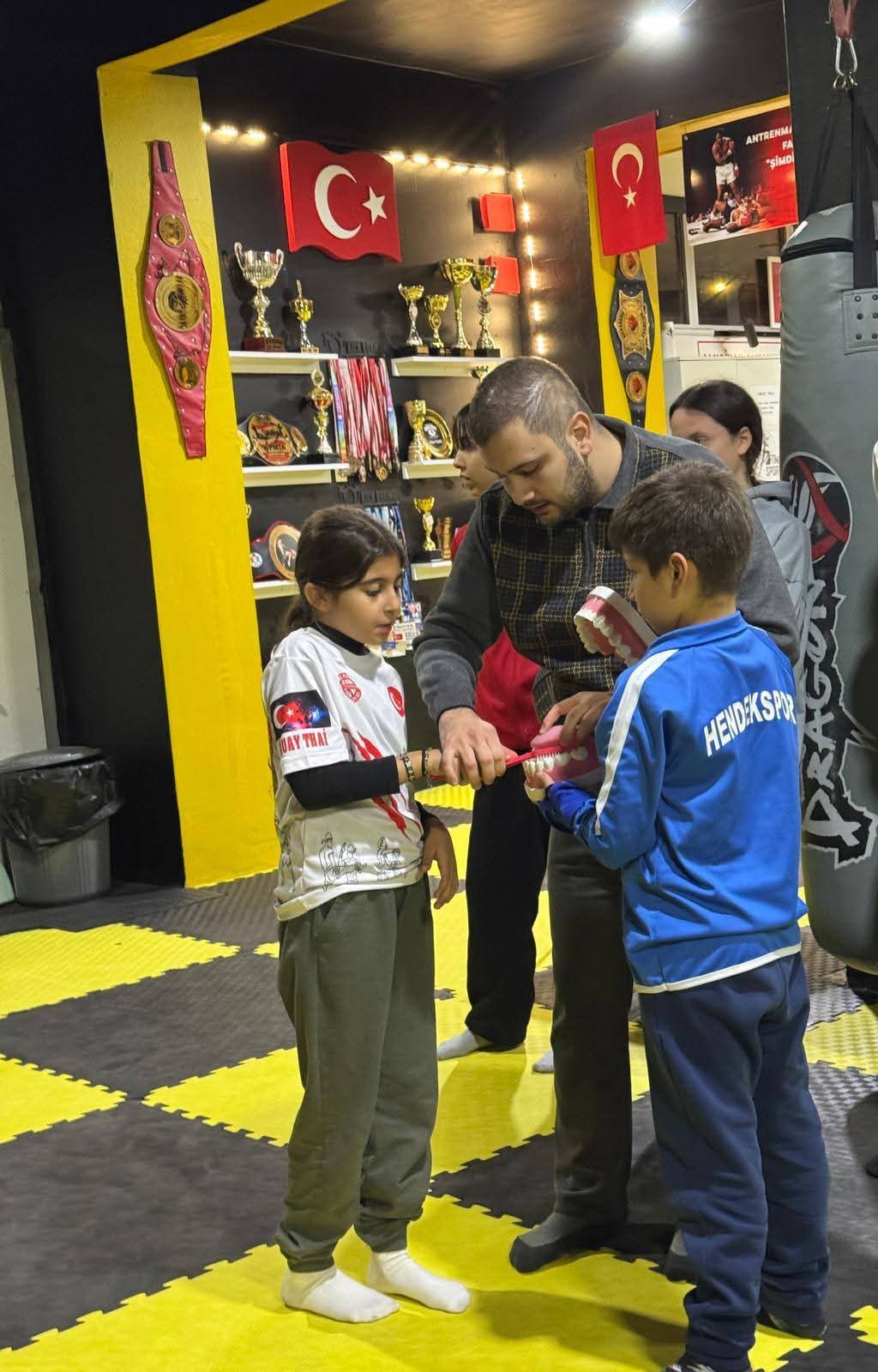 SPORCU ÇOCUKLARA AĞIZ VE DİŞ SAĞLIĞI EĞİTİMİ  DÜZENLENDİ