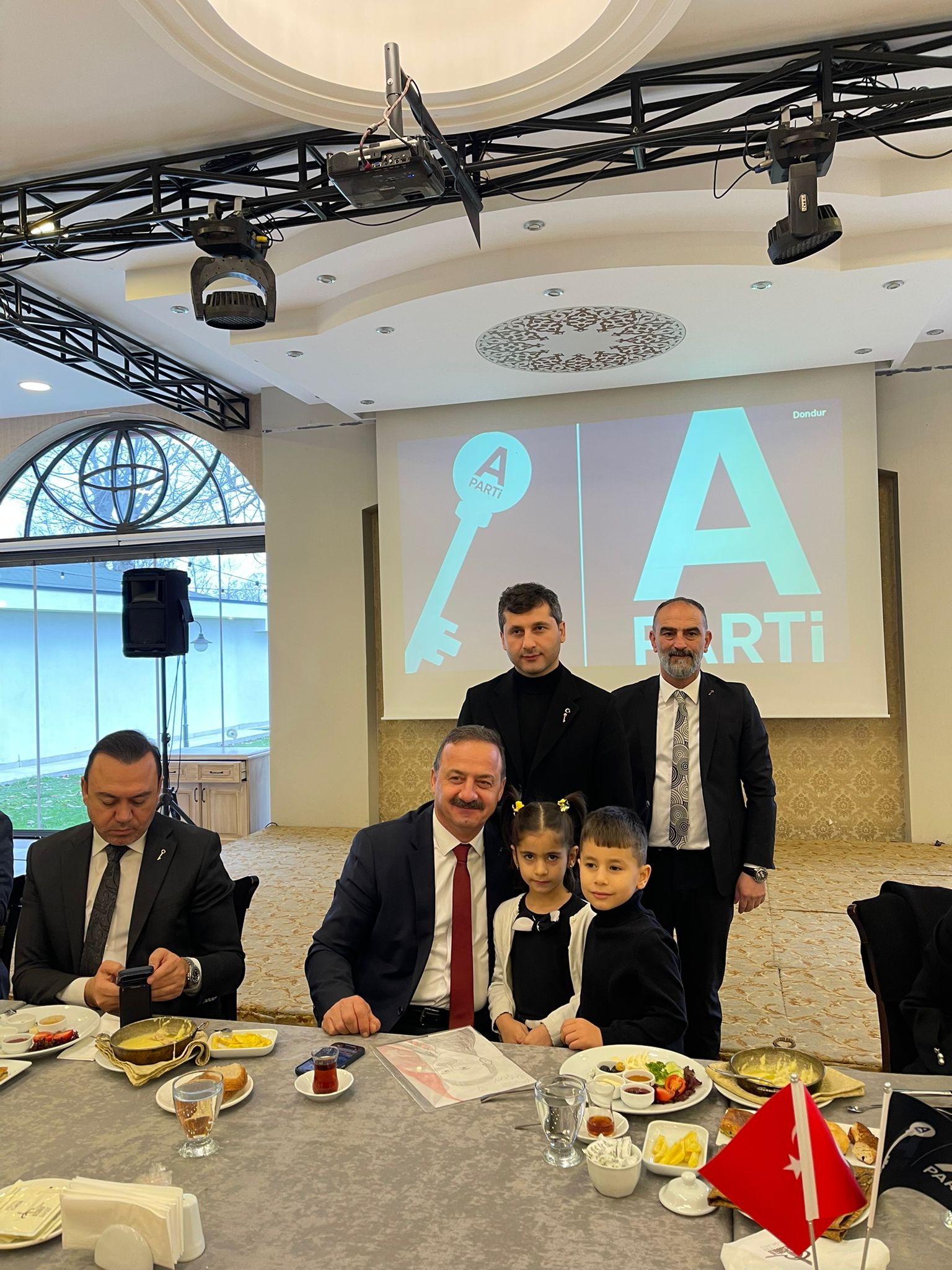 Anahtar Parti Genel Başkanı Ağıralioğlu Sakarya Teşkilatıyla Kahvaltıda Buluştu