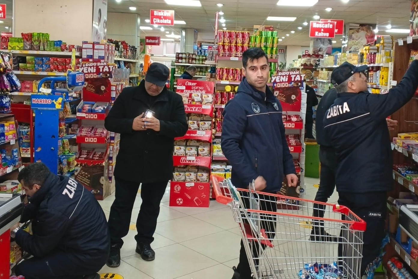 ZABITA EKİPLERİNDEN FIRIN VE MARKETLERE SIKI DENETİM